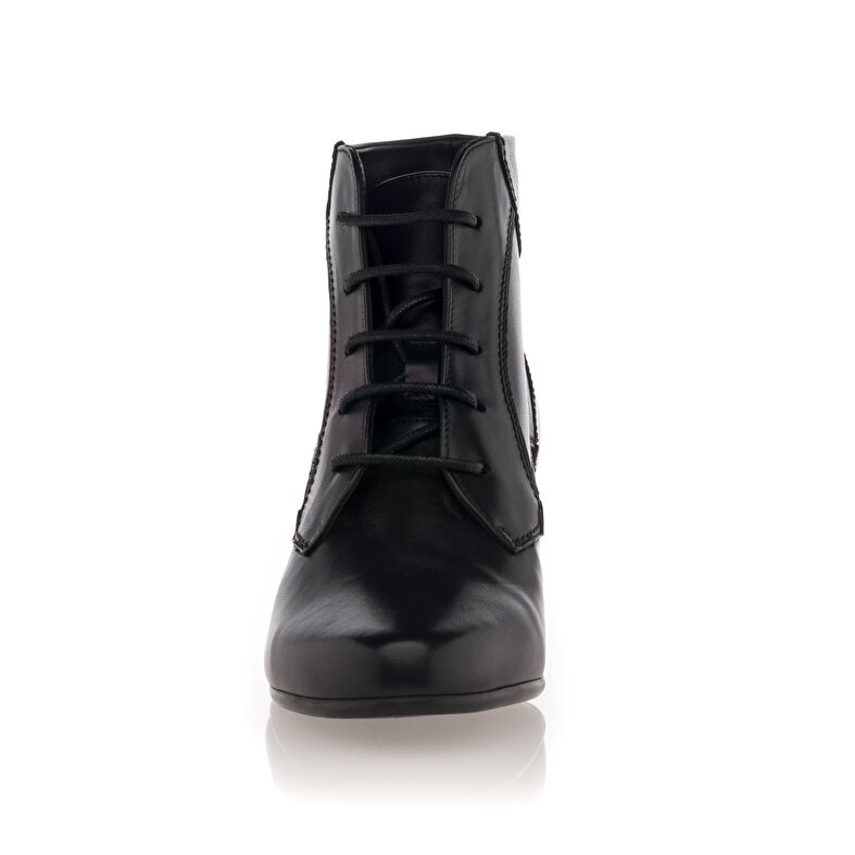 Women's black ankle boots with side zip closure