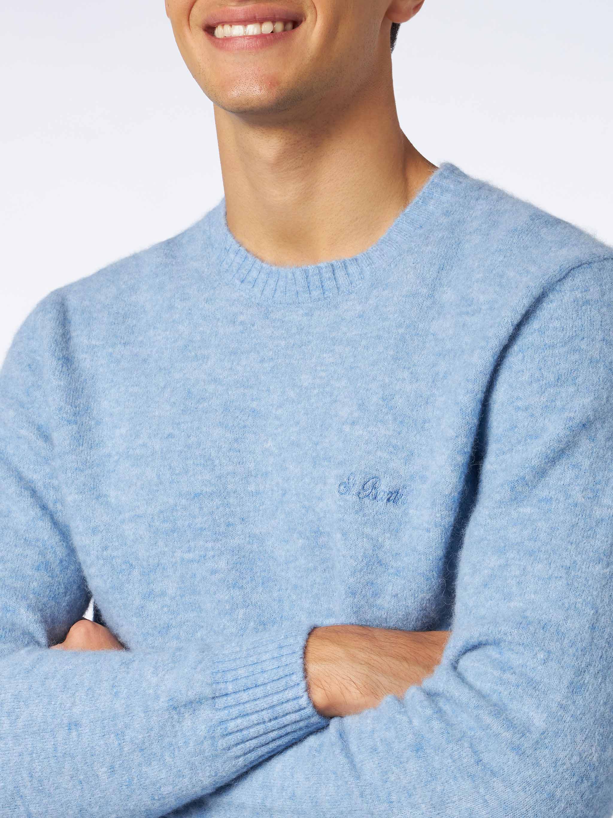 Maglione da uomo in lana stretch di colore azzurro con ricamo St. Bart