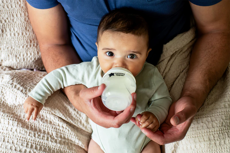 Mamadeira autoesterilizante anticólica Tommee Tippee Natural Start