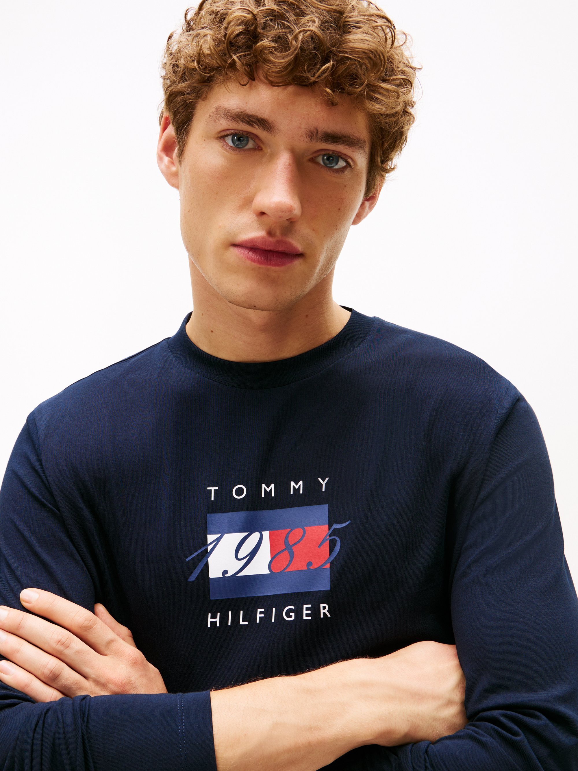 Tommy Hilfiger T-shirt à manches longues à motif drapeau linéaire - ciel du désert