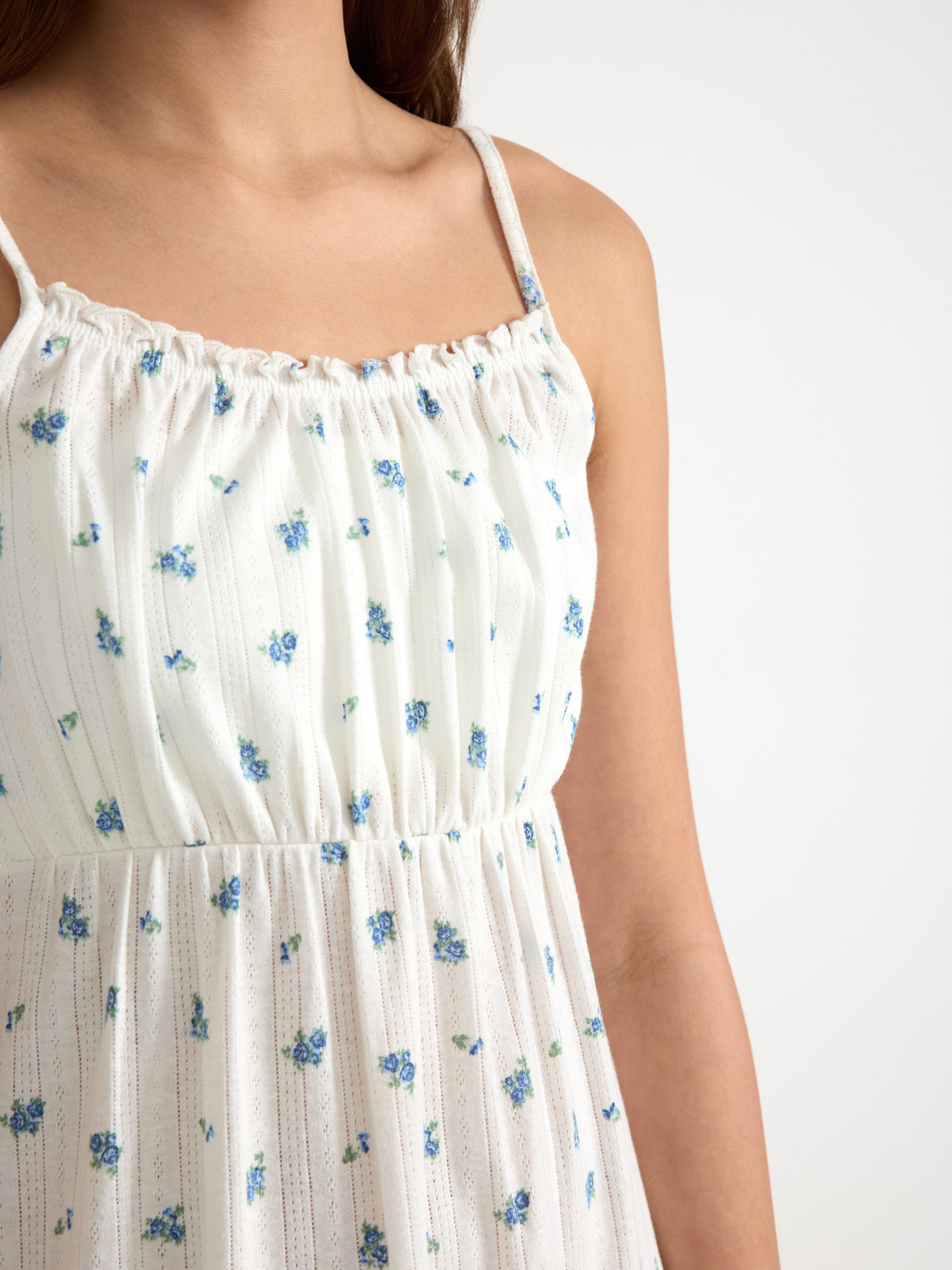 Camisón de punto calado en color blanco roto.