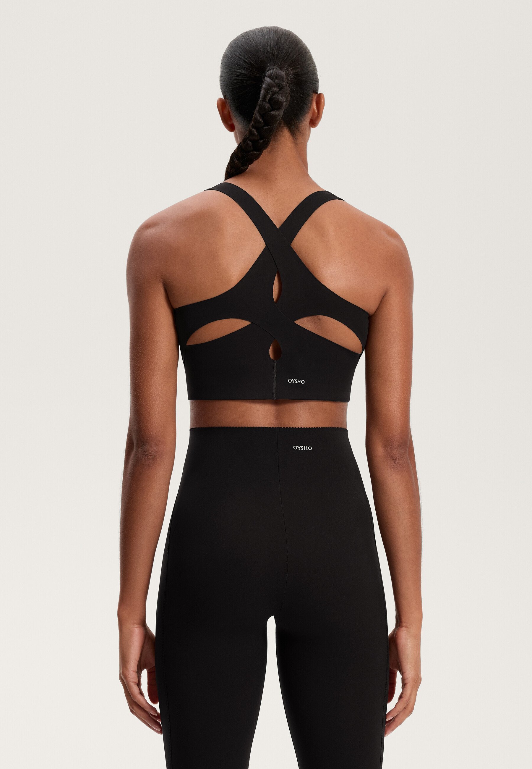 OYSHO LIGHT TOUCH MEDIUM-SUPPORT - Športni modrček s srednjo oporo - črn