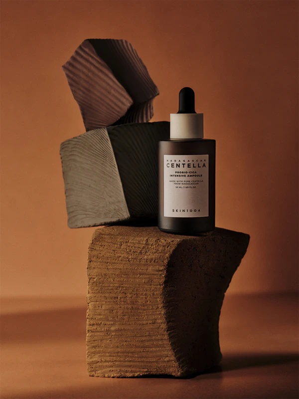 SKIN1004 Madagaskaro centelės „Probio-Cica“ intensyvaus poveikio ampulė – raminamasis serumas, atkuriantis odos apsauginį barjerą.