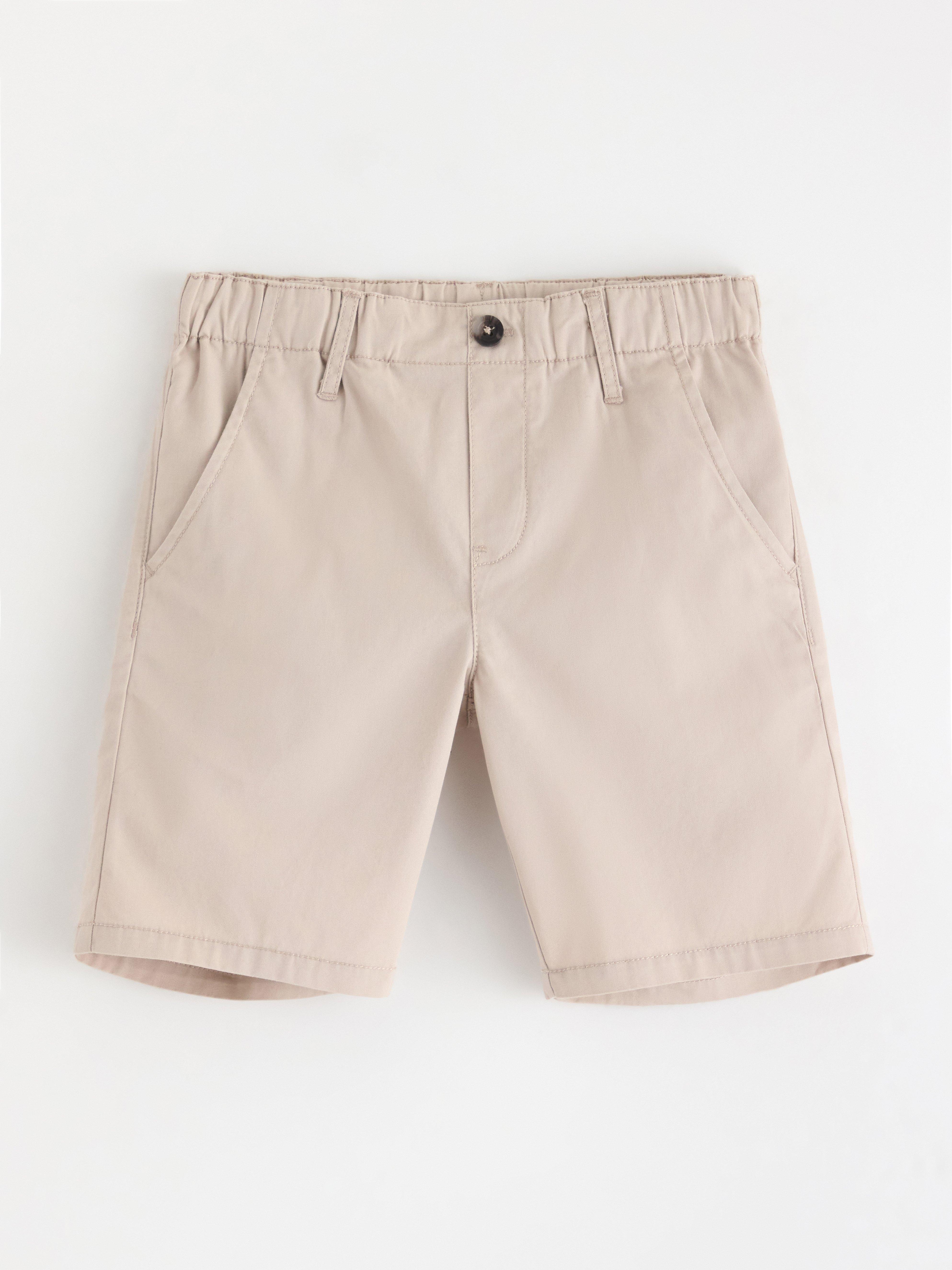 Pantaloni scurți chino gri deschis