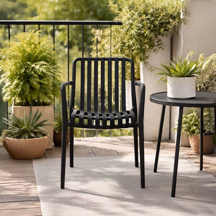 Juego de 4 sillas de jardín - SOLARIA - Apilables - Polipropileno reforzado - 55 x 58 x 81 cm - Negro
