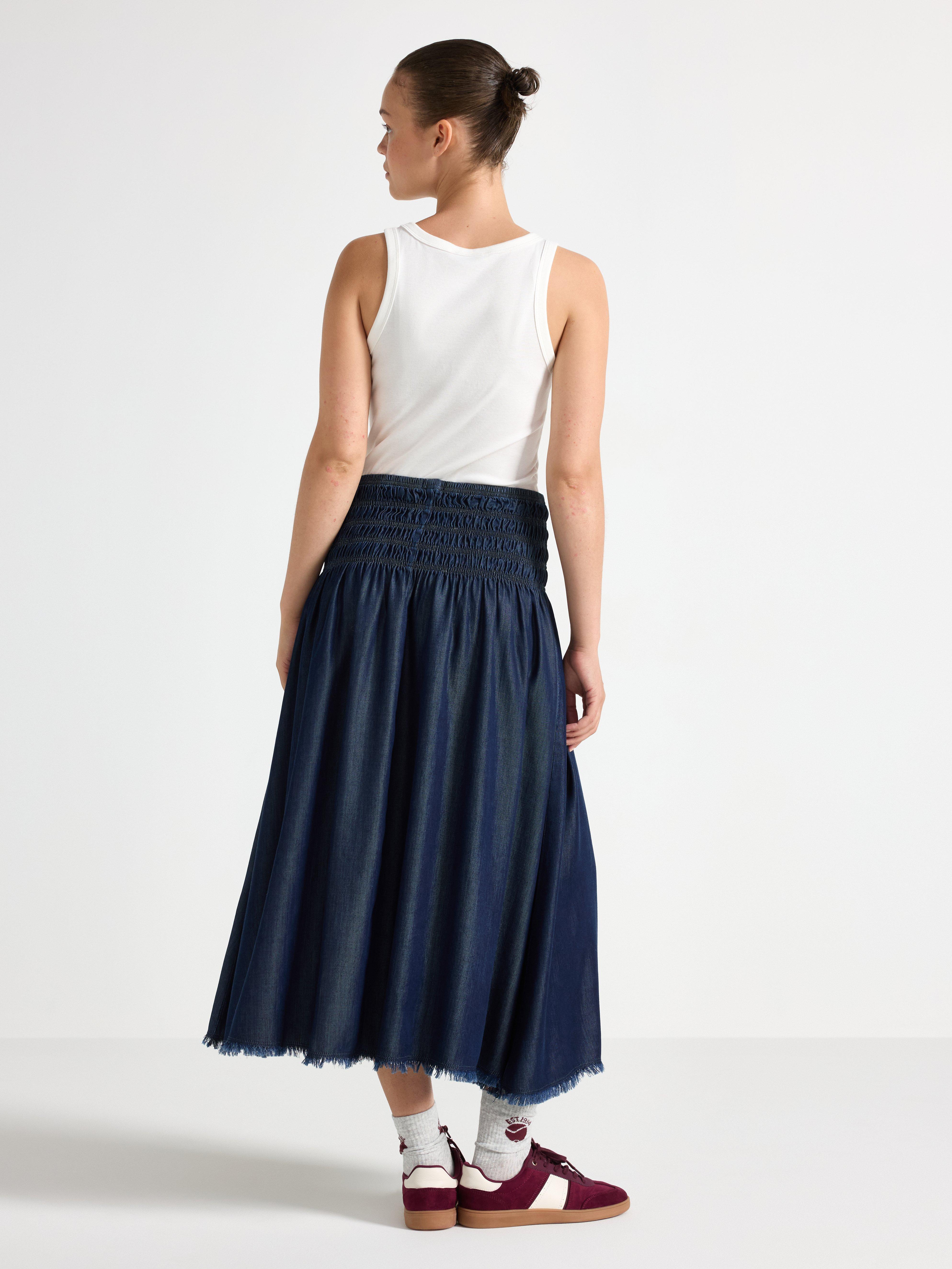 Saia midi com efeito jeans. Jeans escuro.