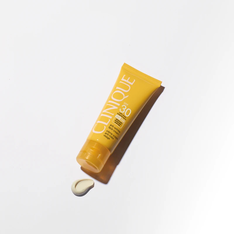Clinique Sun SPF 30 saules aizsargkrēms pret grumbām sejas krēmam