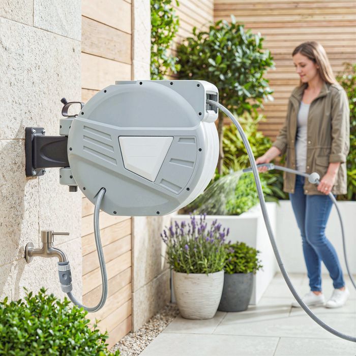 Enrollador de manguera de pared - Outsunny - 30+2 m x Ø 15 mm - Retráctil automático, giro de 180° - Plástico - Gris