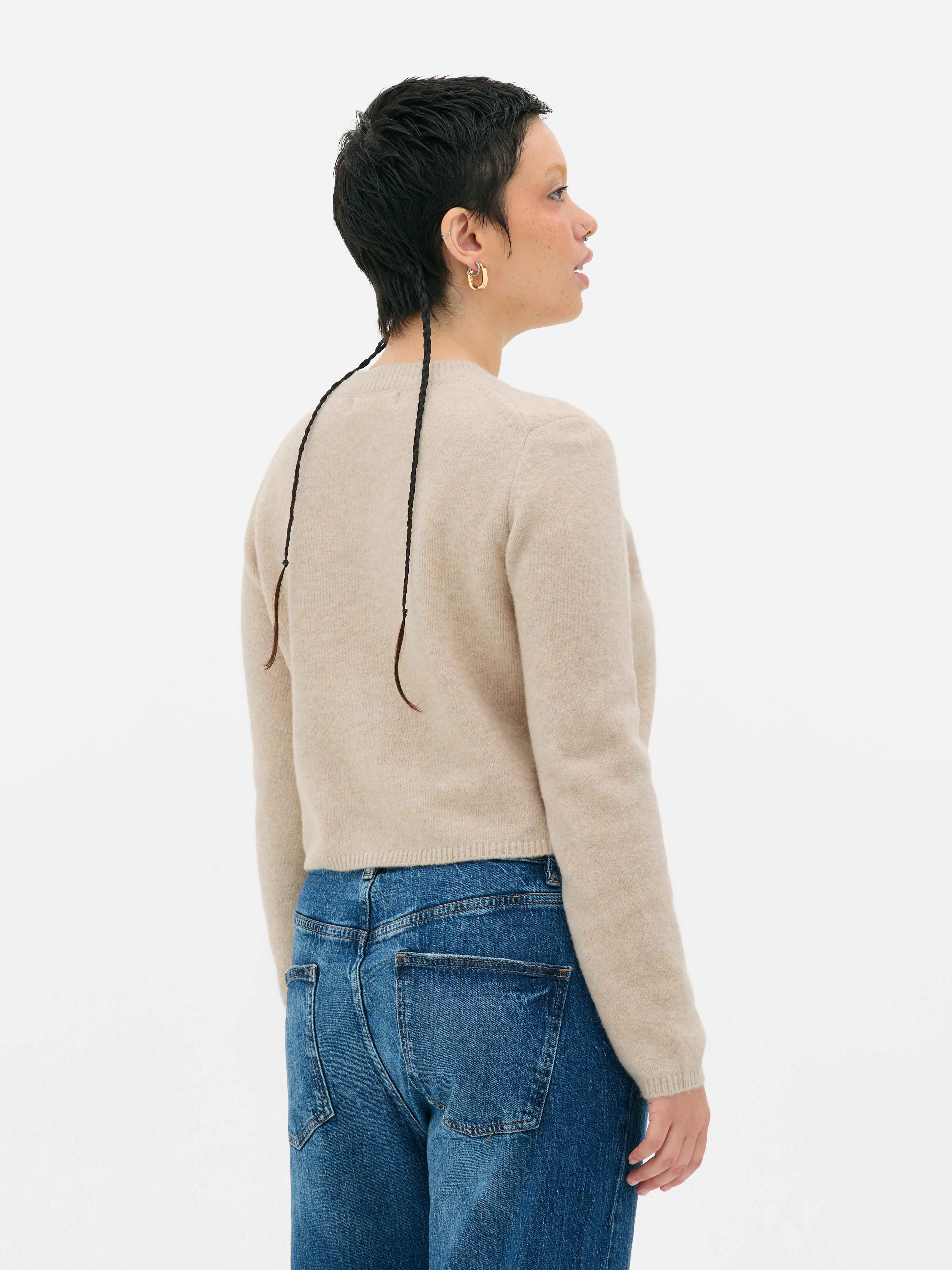 Cardigan lavorato a maglia con bottoni. Questo cardigan lavorato a maglia con bottoni è il tocco caldo perfetto per i tuoi outfit.
