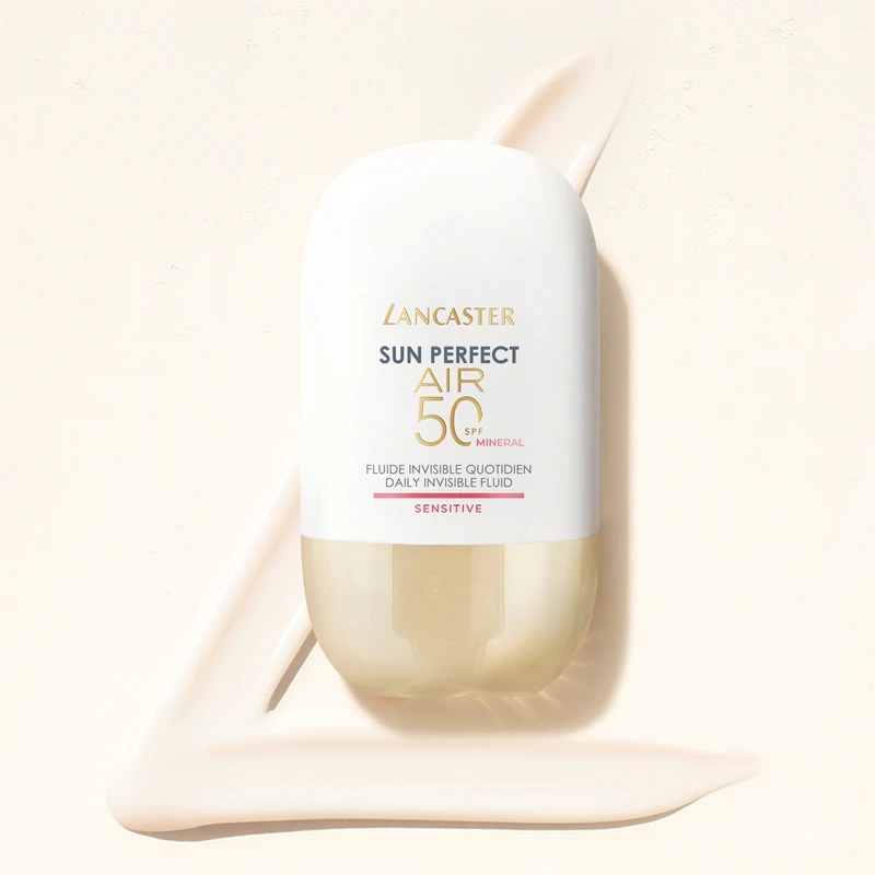 „Lancaster Sun Perfect Air 50 Sensitive“ mineralinis itin lengvas apsauginis fluidas jautriai odai, linkusiai į spalvos pakitimus.