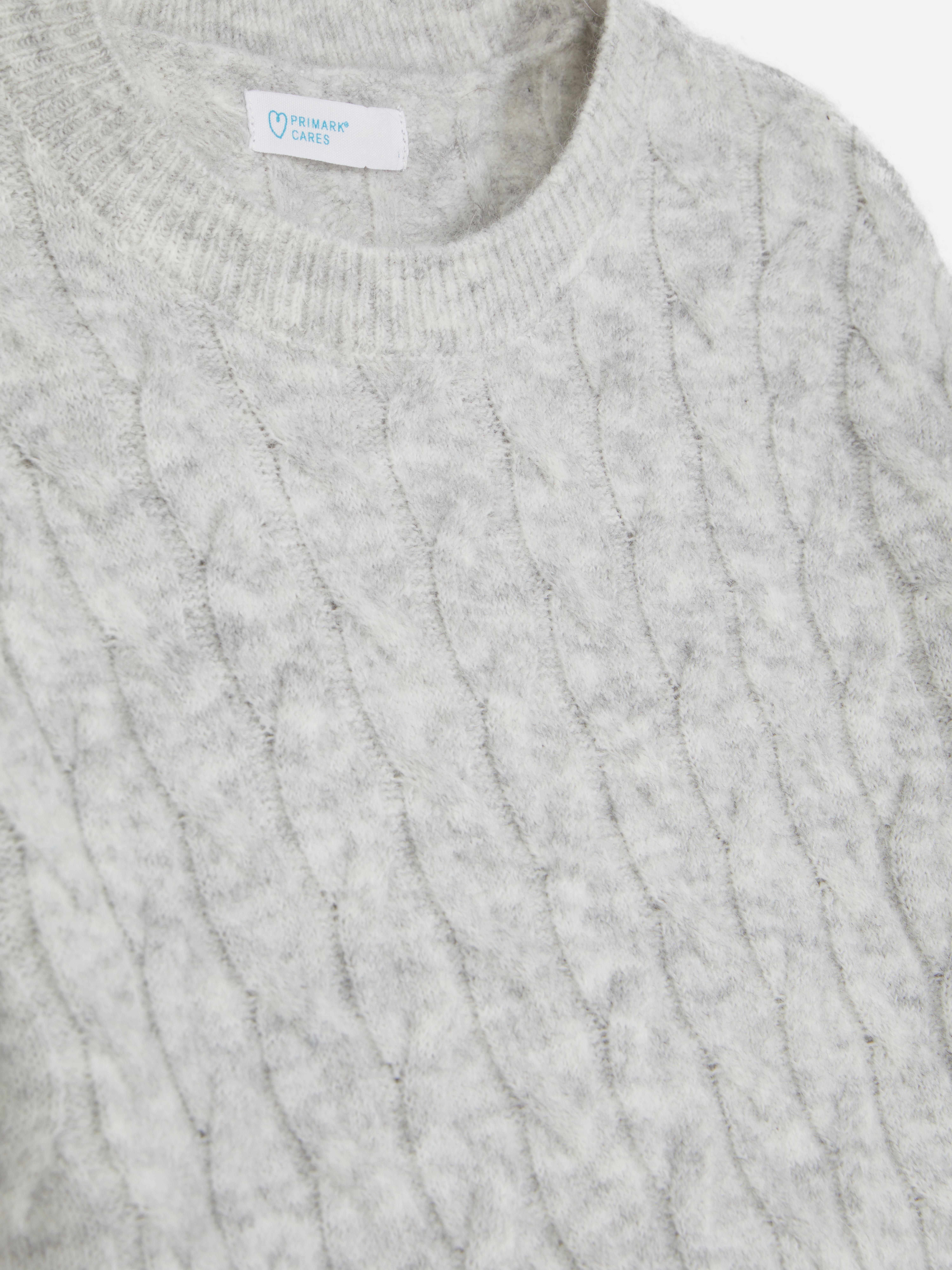 Zopfstrickpullover Ein Zopfstrickpullover mit Rundhalsausschnitt und klassischer Passform
