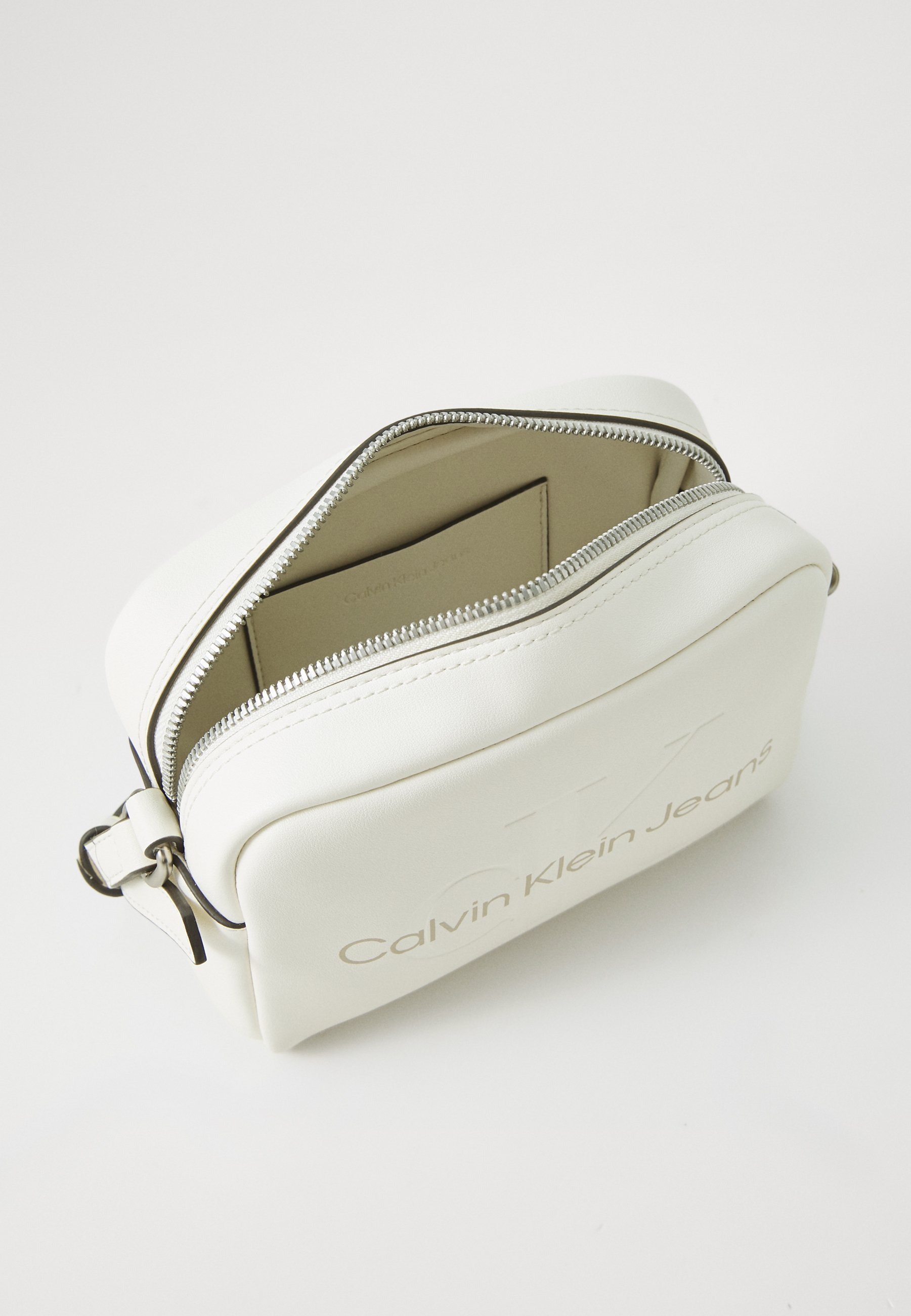 Sac bandoulière Calvin Klein Jeans SCULPTED CAMERA BAG - Tofu