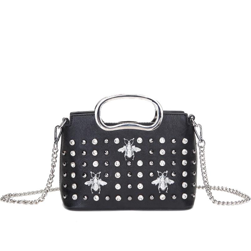Sac à main bandoulière orné de rivets et de chaînes pour femme, sac à main de créateur de haute qualité avec poignée supérieure en métal.