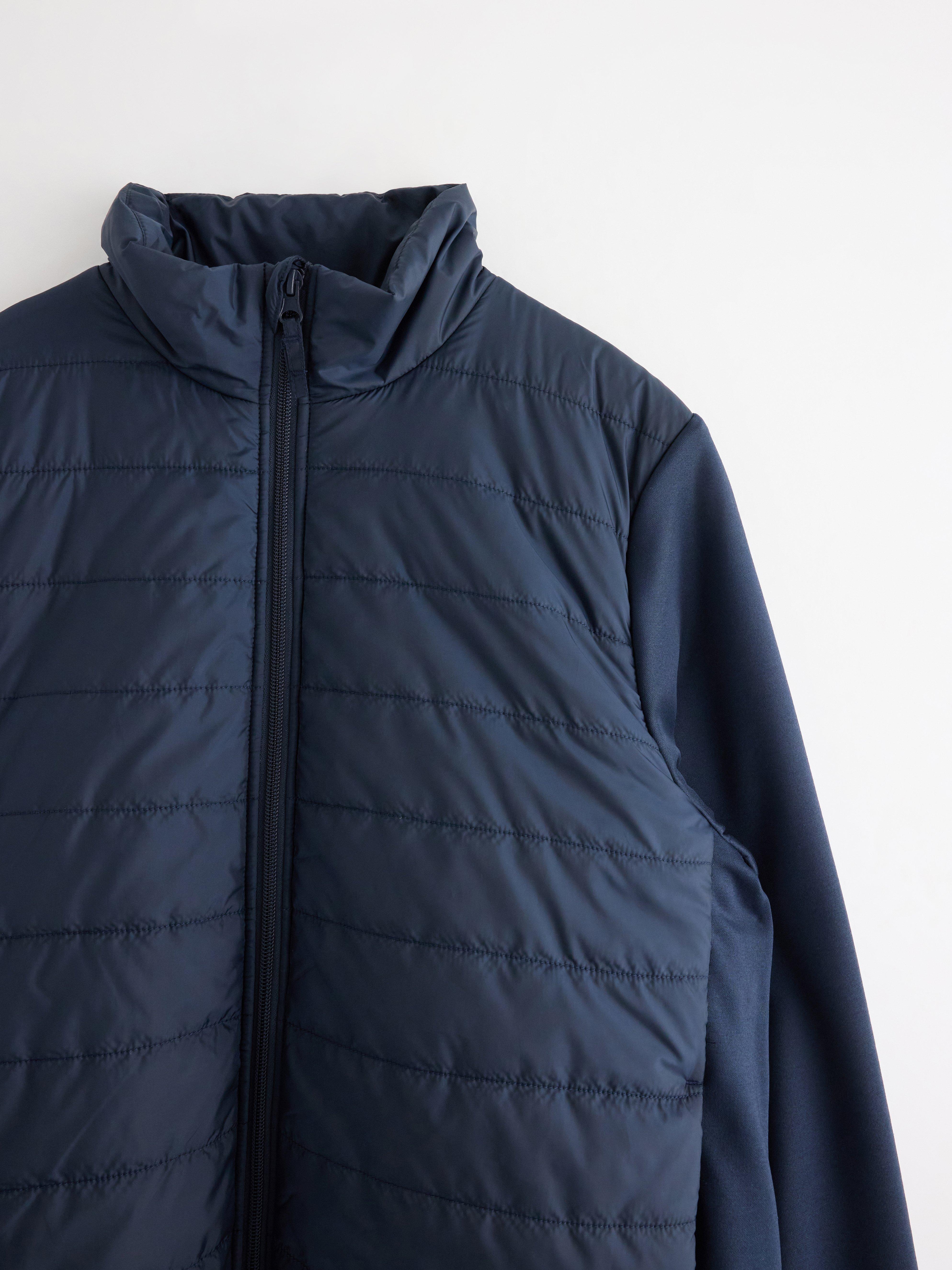 Chaqueta ligera acolchada repelente al agua, color azul marino oscuro.