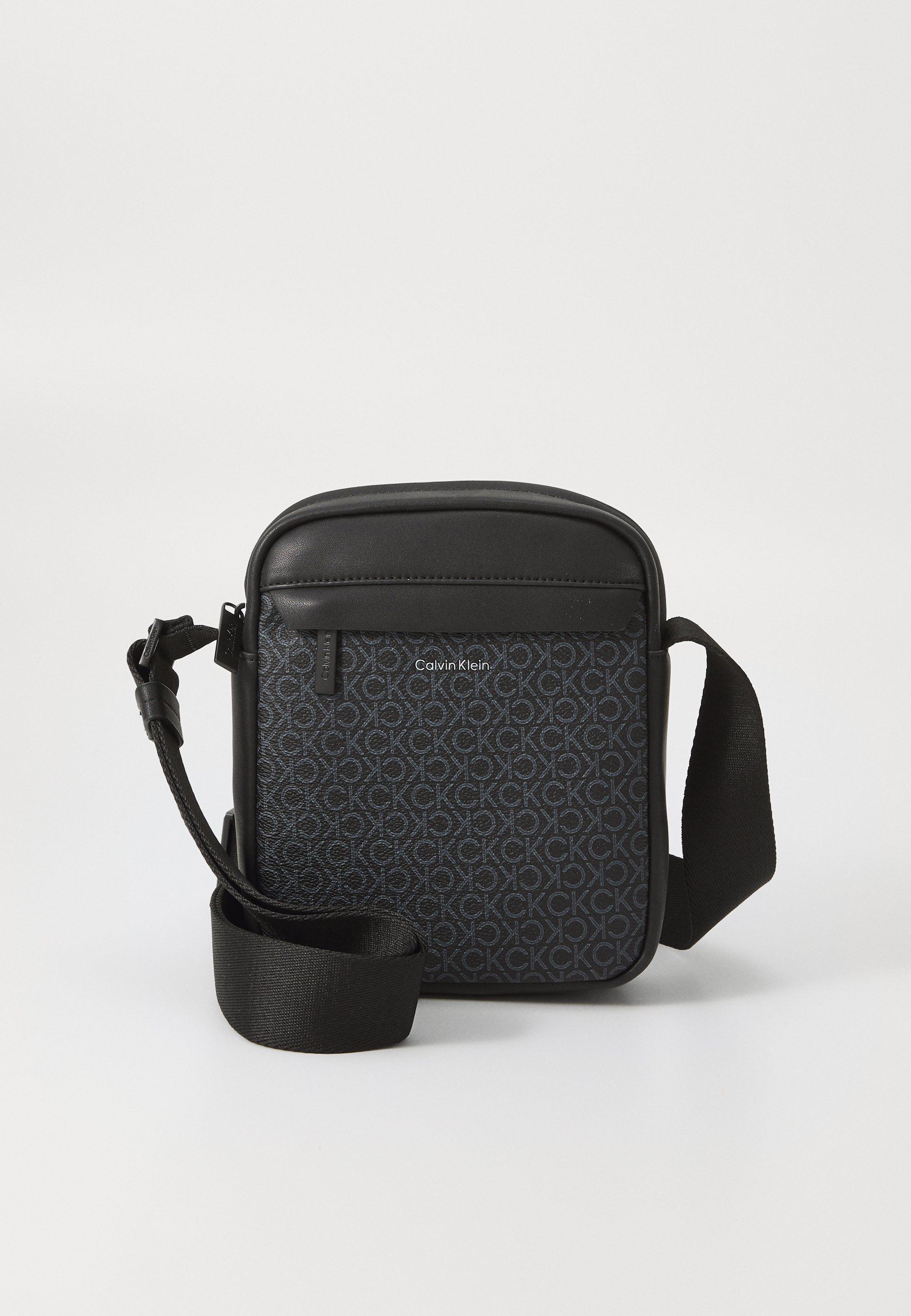 Calvin Klein MUST MONO REPORTER S - Kabelka přes rameno - black