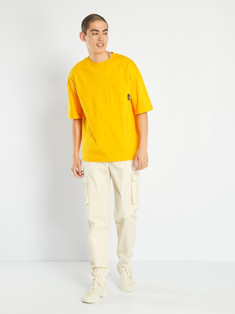 Camiseta com bolso no peito - AMARELA