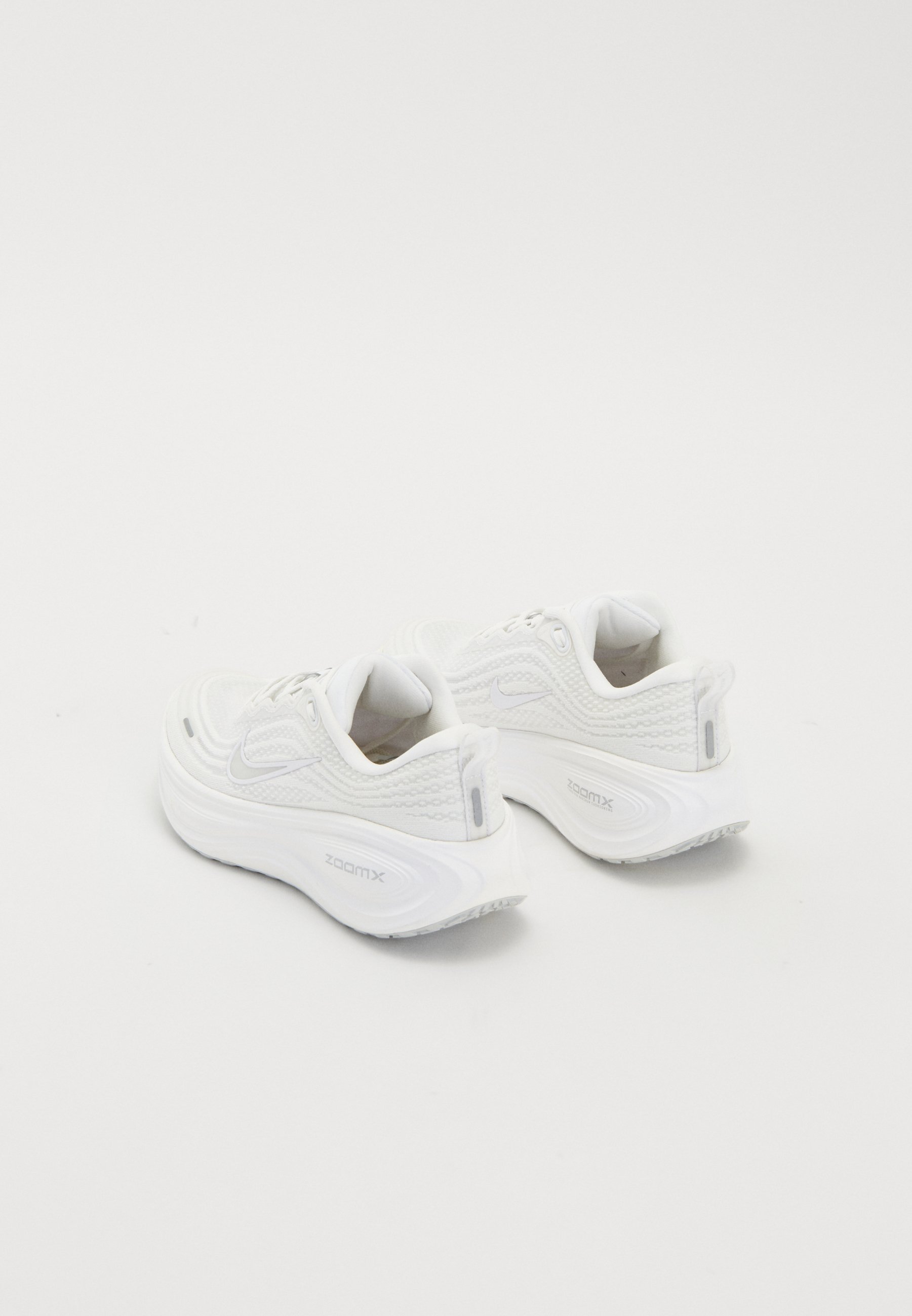 Nike Performance VOMERO PLUS - Chaussures de running sur route - blanc/blanc sommet/poussière de photon/argent métallisé