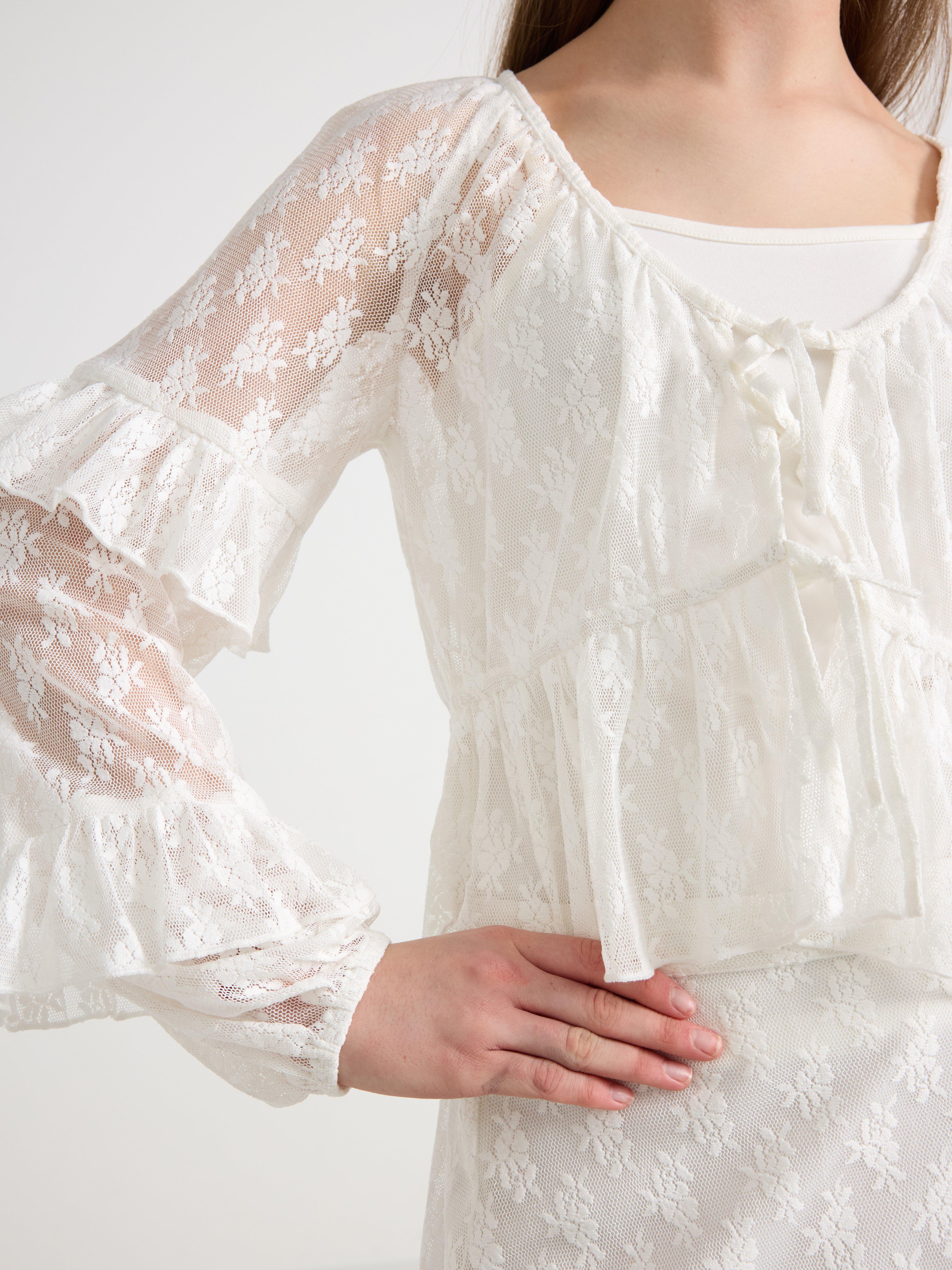 Blusa de renda com babados, cor off-white.