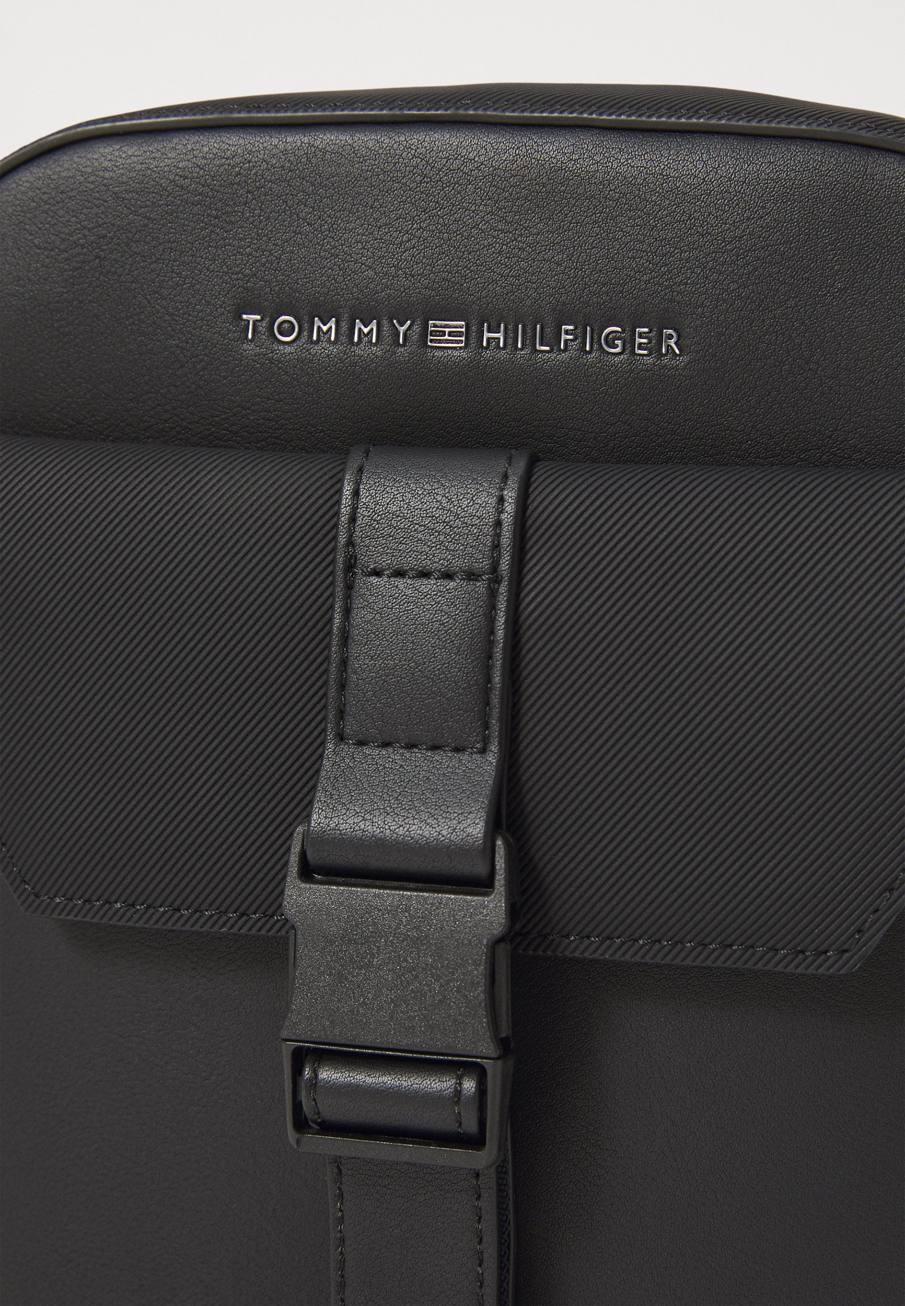 Sac bandoulière Tommy Hilfiger FOUNDATION MINI REPORTER - noir