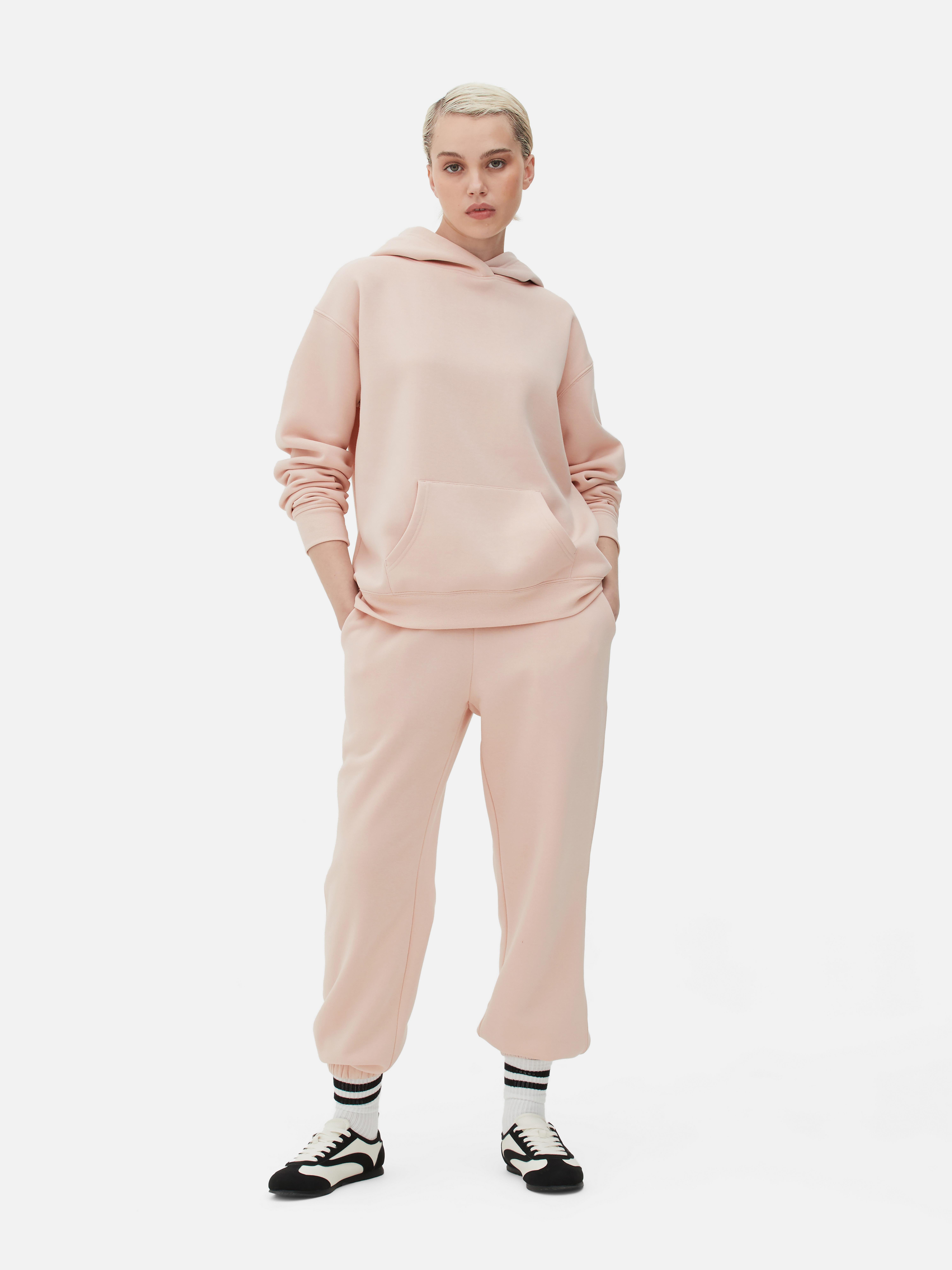 Pantaloni de jogging simpli cu croială regulată. Acești pantaloni de jogging cu manșete până la gleznă sunt indispensabili în garderoba ta casual.