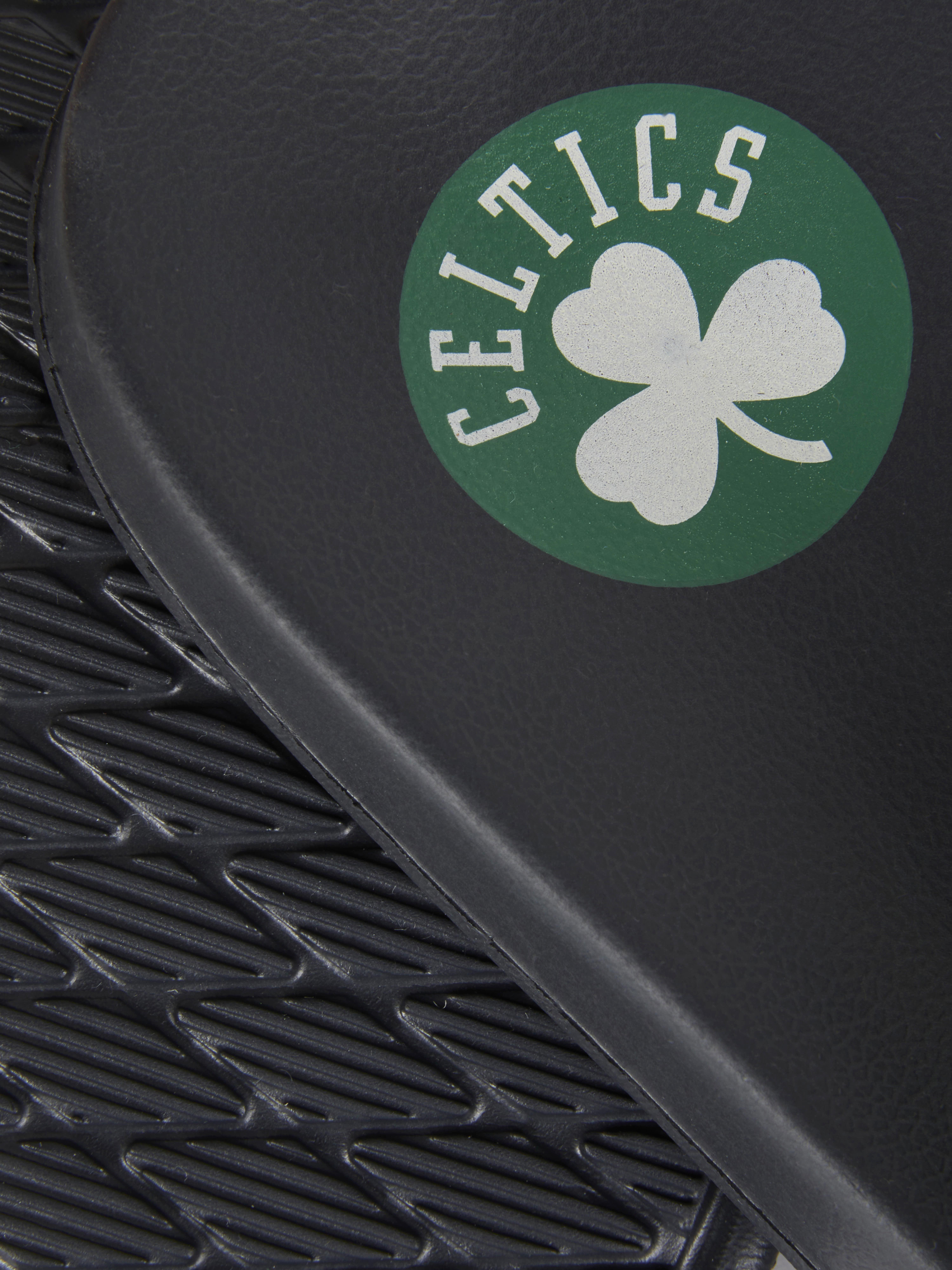 Șlapi NBA Boston Celtics O pereche de șlapi clasici cu talpă interioară turnată și baretă lată cu insigna Celtics