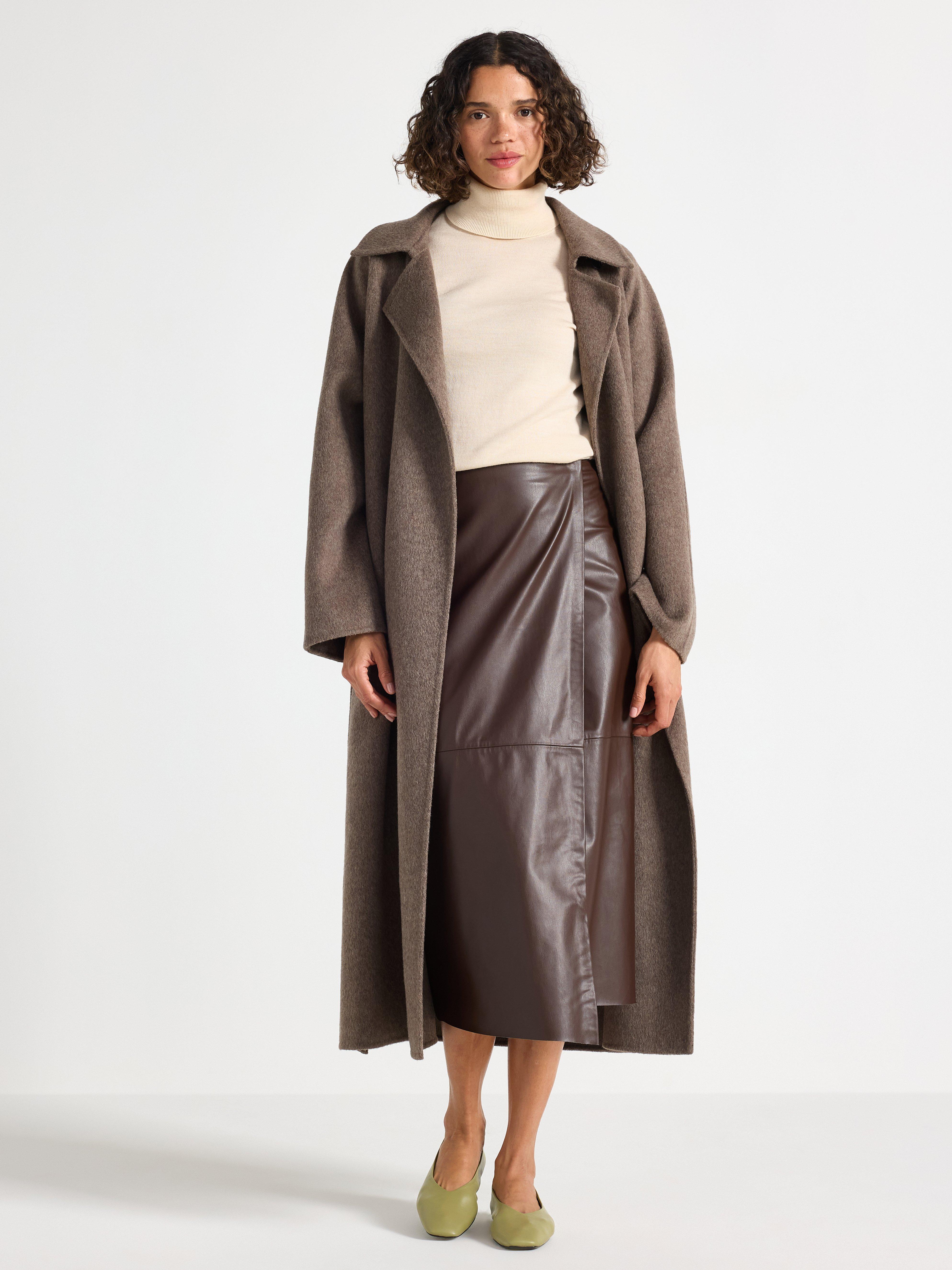 Falda cruzada midi de imitación de piel marrón oscuro