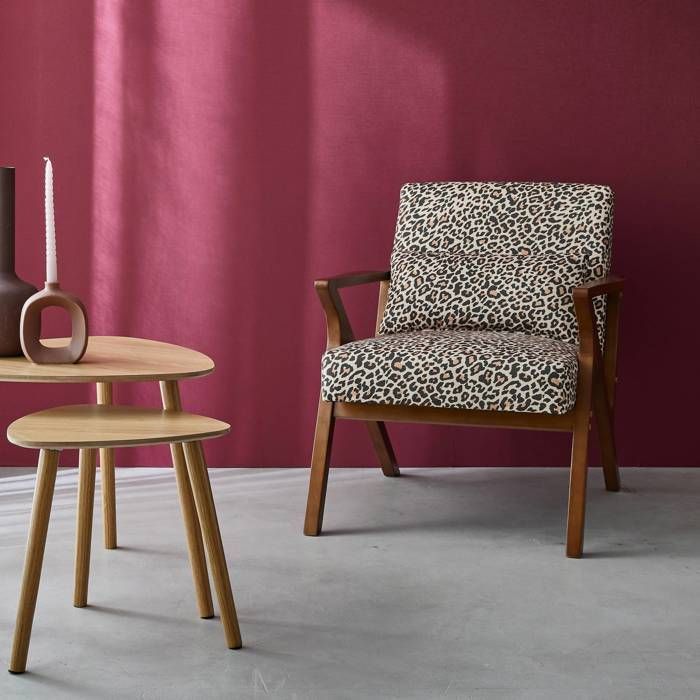 Sillón escandinavo ANTOINE en madera de caucho y estampado de leopardo.