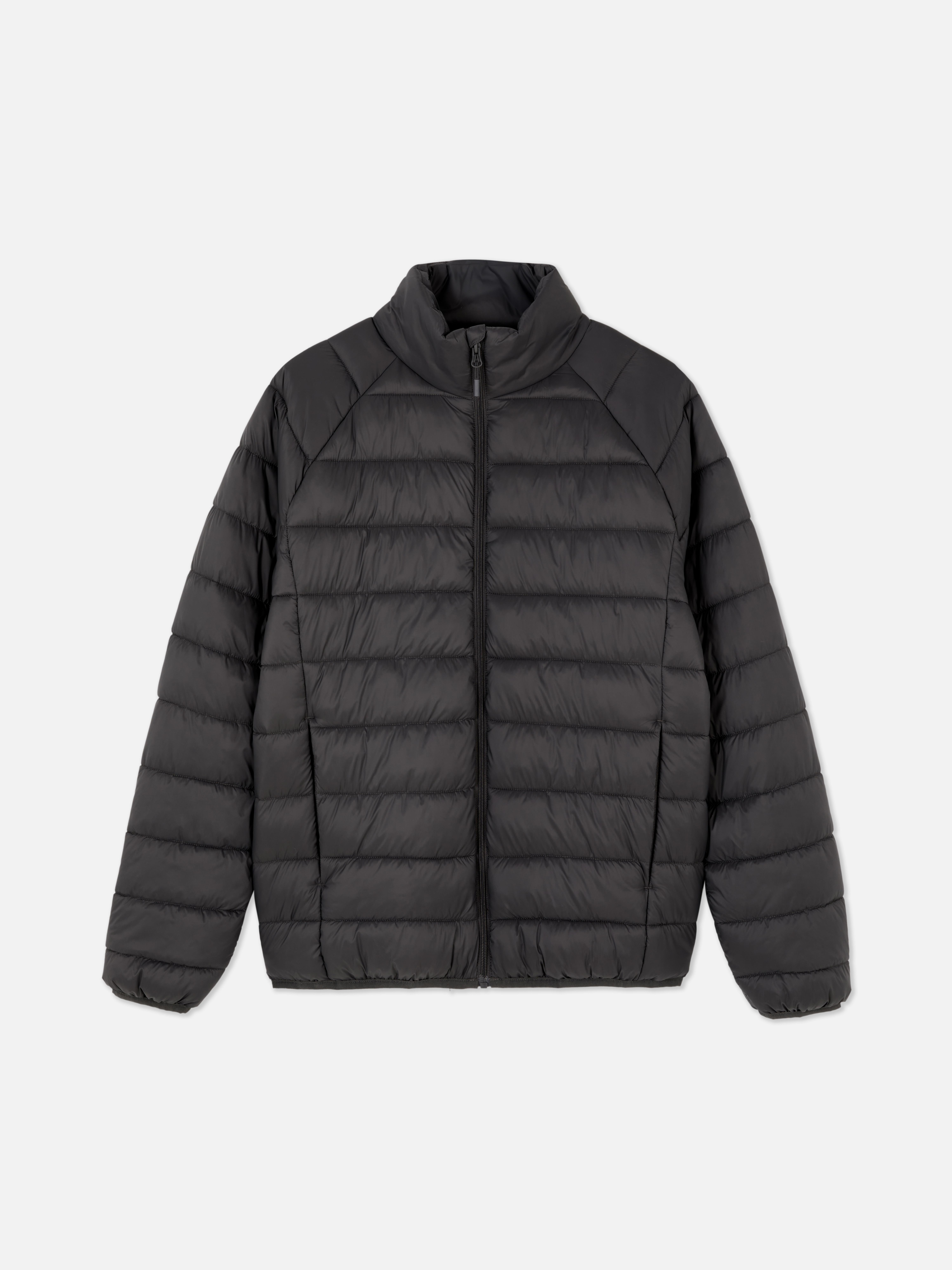 Steppjacke mit Stehkragen. Eine lässige Steppjacke mit Stehkragen, Reißverschluss und Taschen.