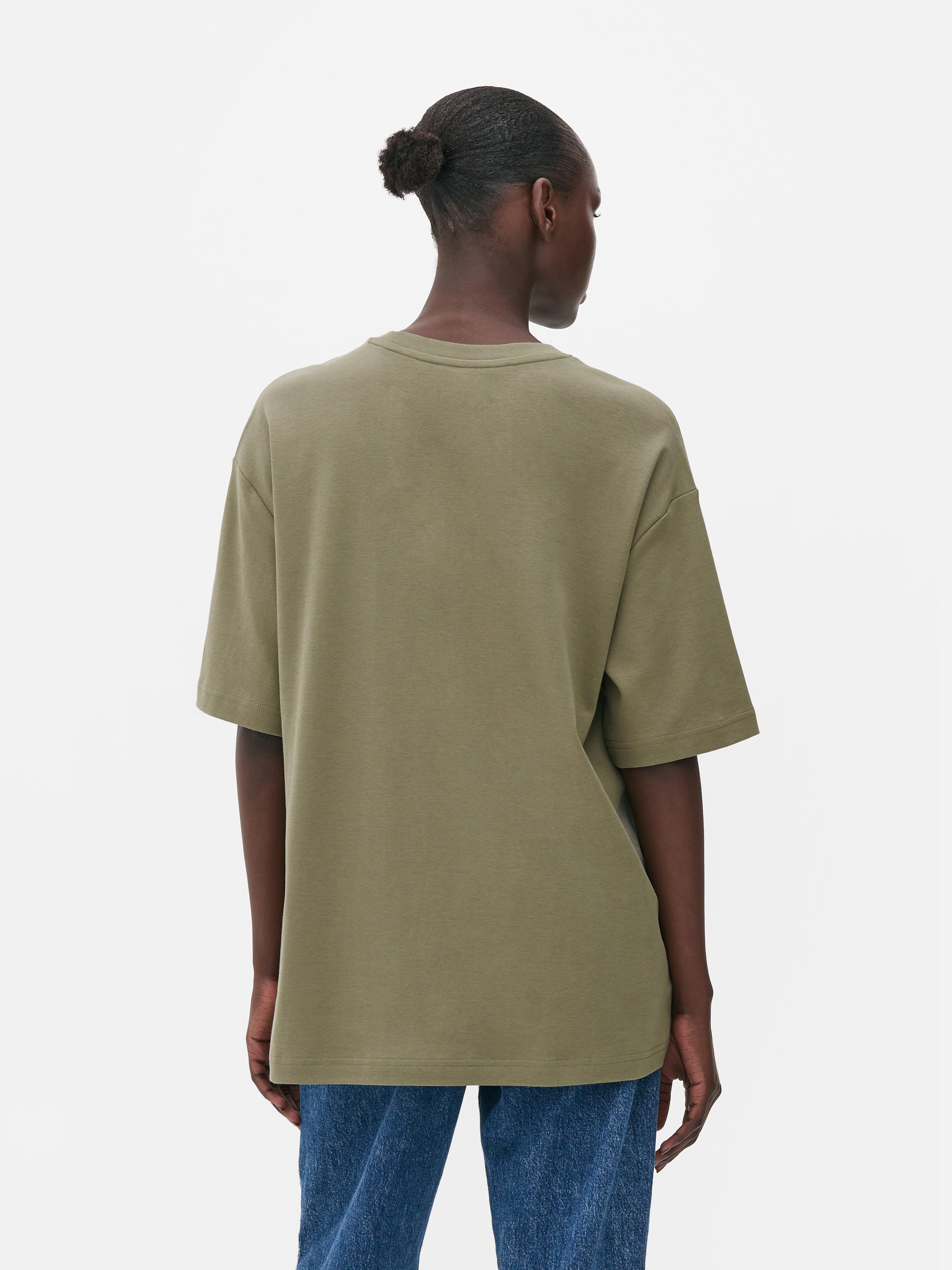 Tricou supradimensionat cu mânecă scurtă. E timpul să îmbrățișezi confortul și stilul cu tricoul nostru supradimensionat.