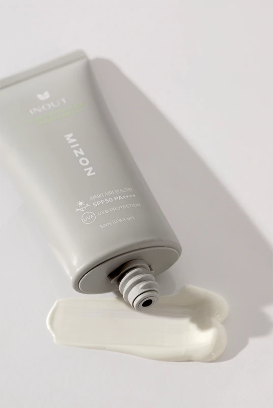 Mizon Inout Watery Sheer Sunscreen je lahka, zaščitna in vlažilna krema za obraz.