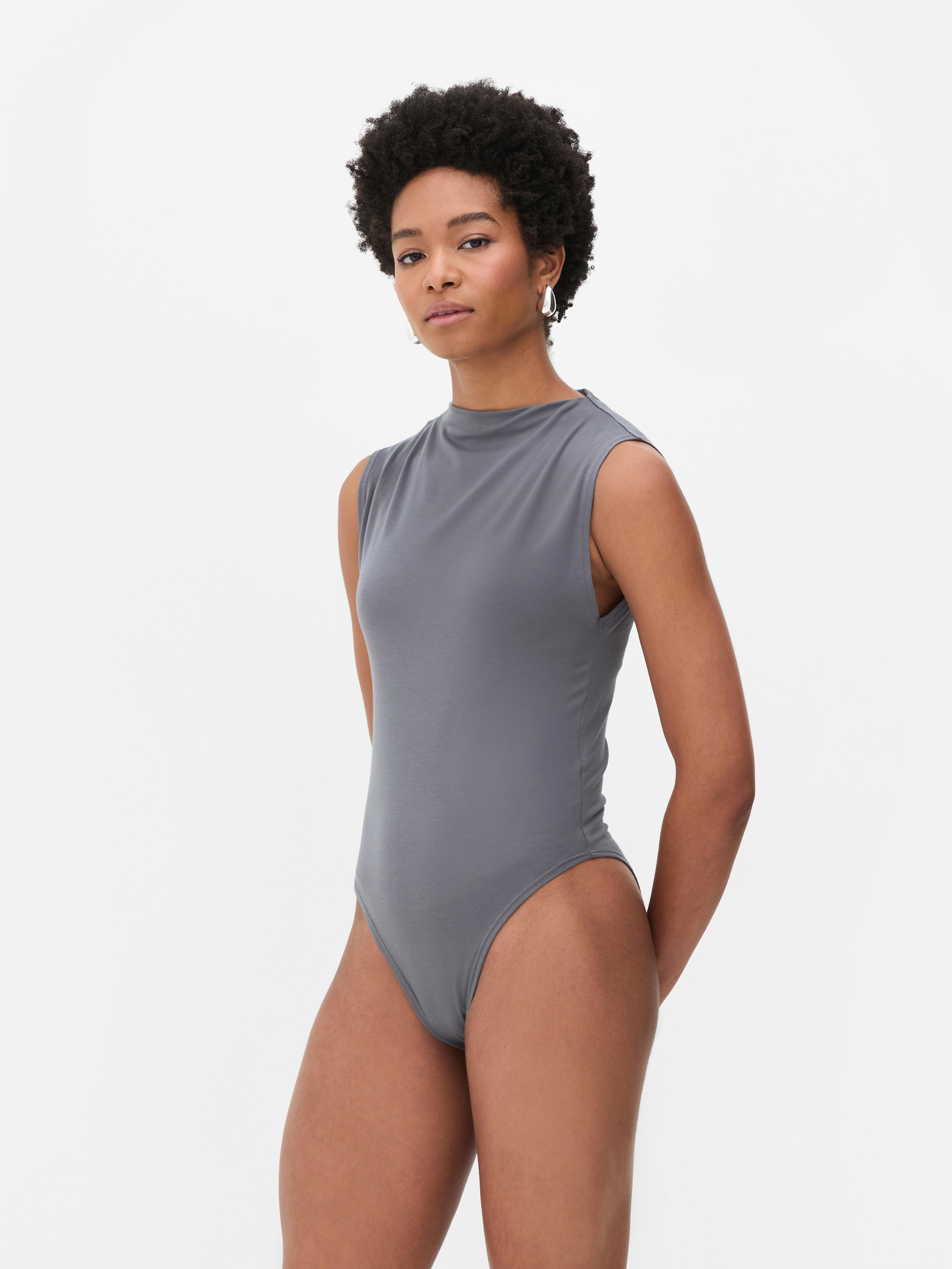 Ærmeløs bodysuit med høj hals Ærmeløs bodysuit med draperet halsudskæring og strømlinet pasform