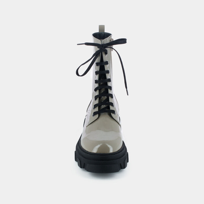 Bottines à lacets et semelle crantée  en cuir vernis gris