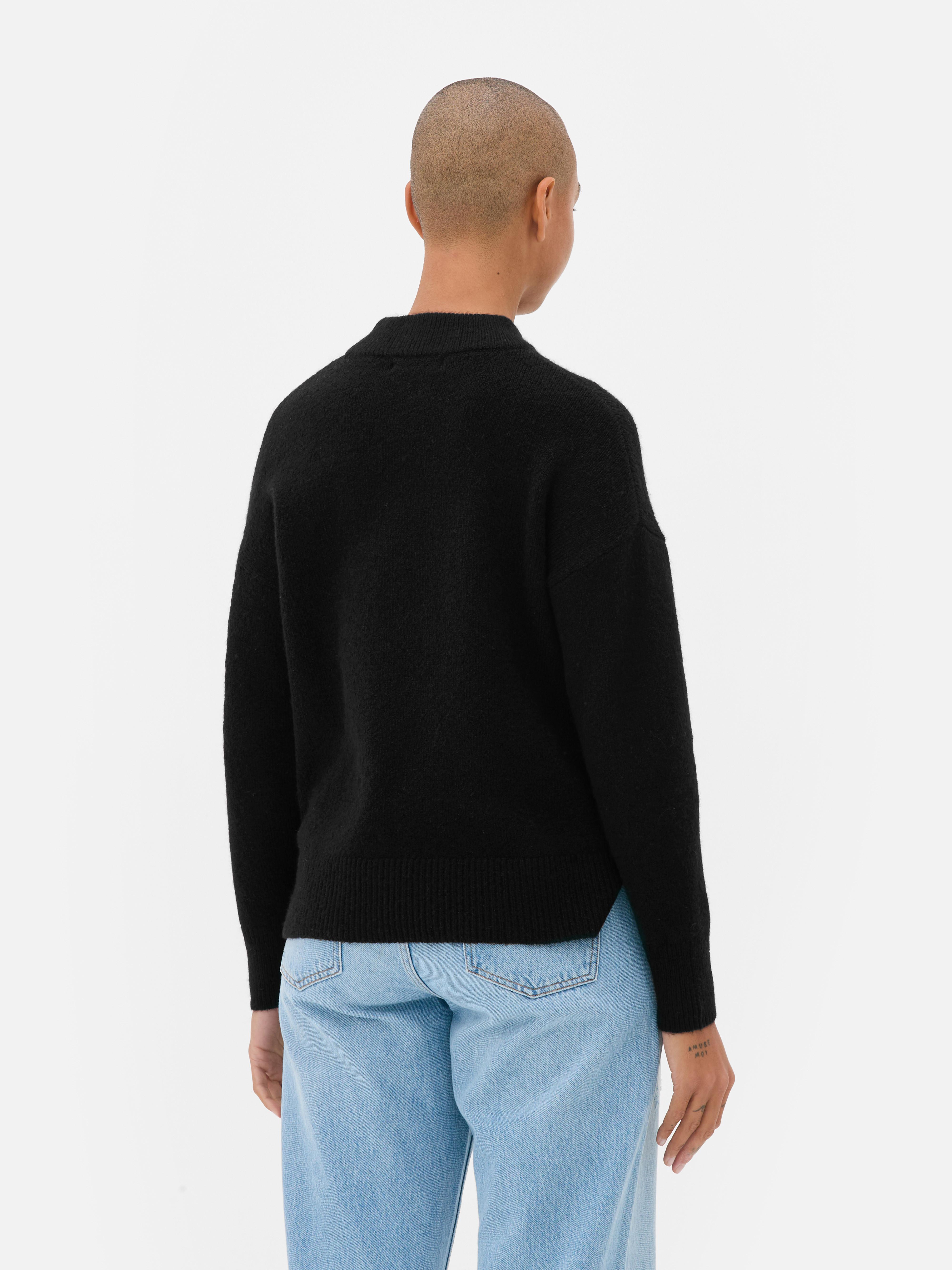 Genser med rund hals og tekst Gjør et stilig statement med denne elegante genseren med tekst