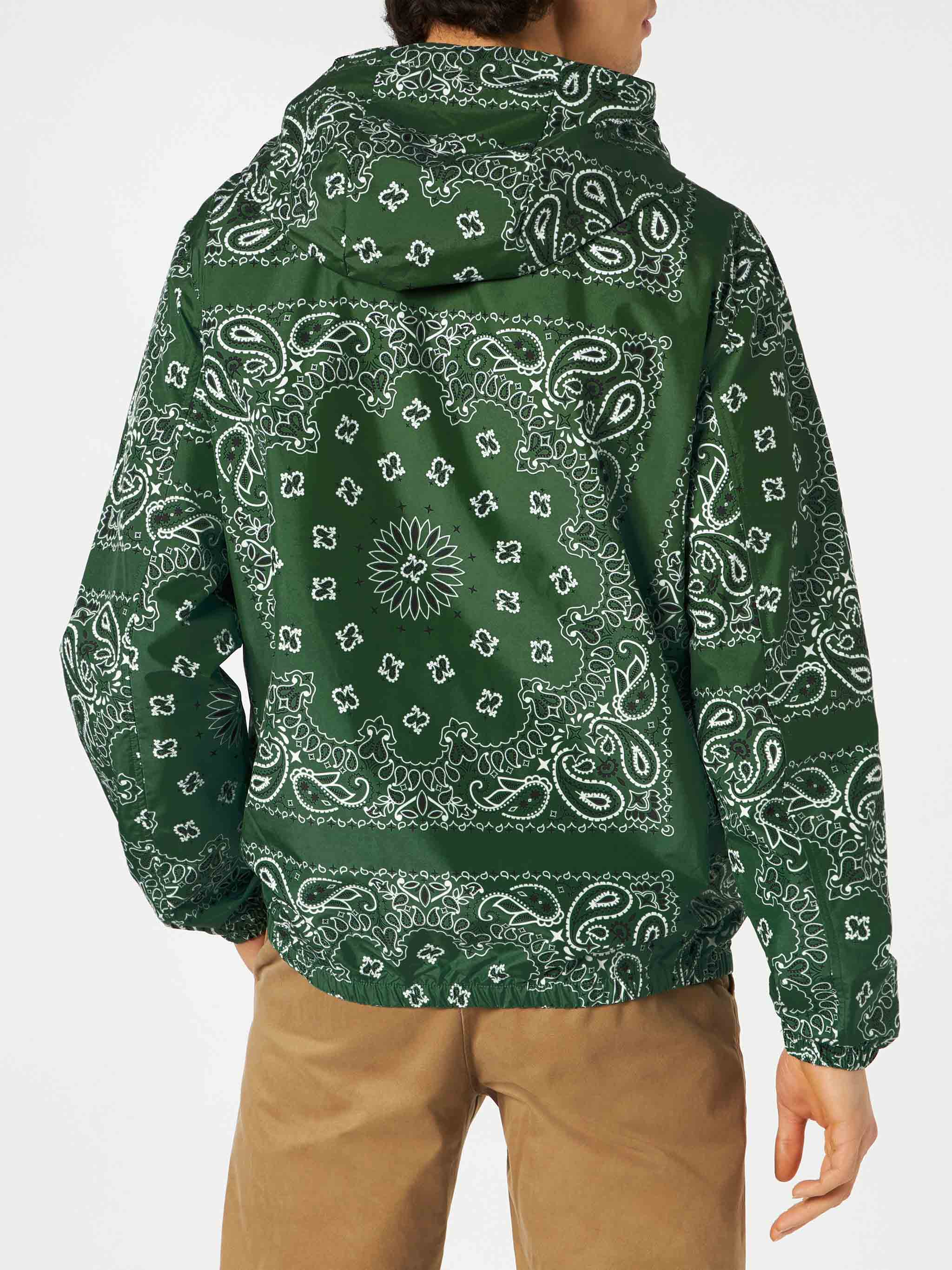 Lichtgewicht windjack voor heren met capuchon en bandana-print.
