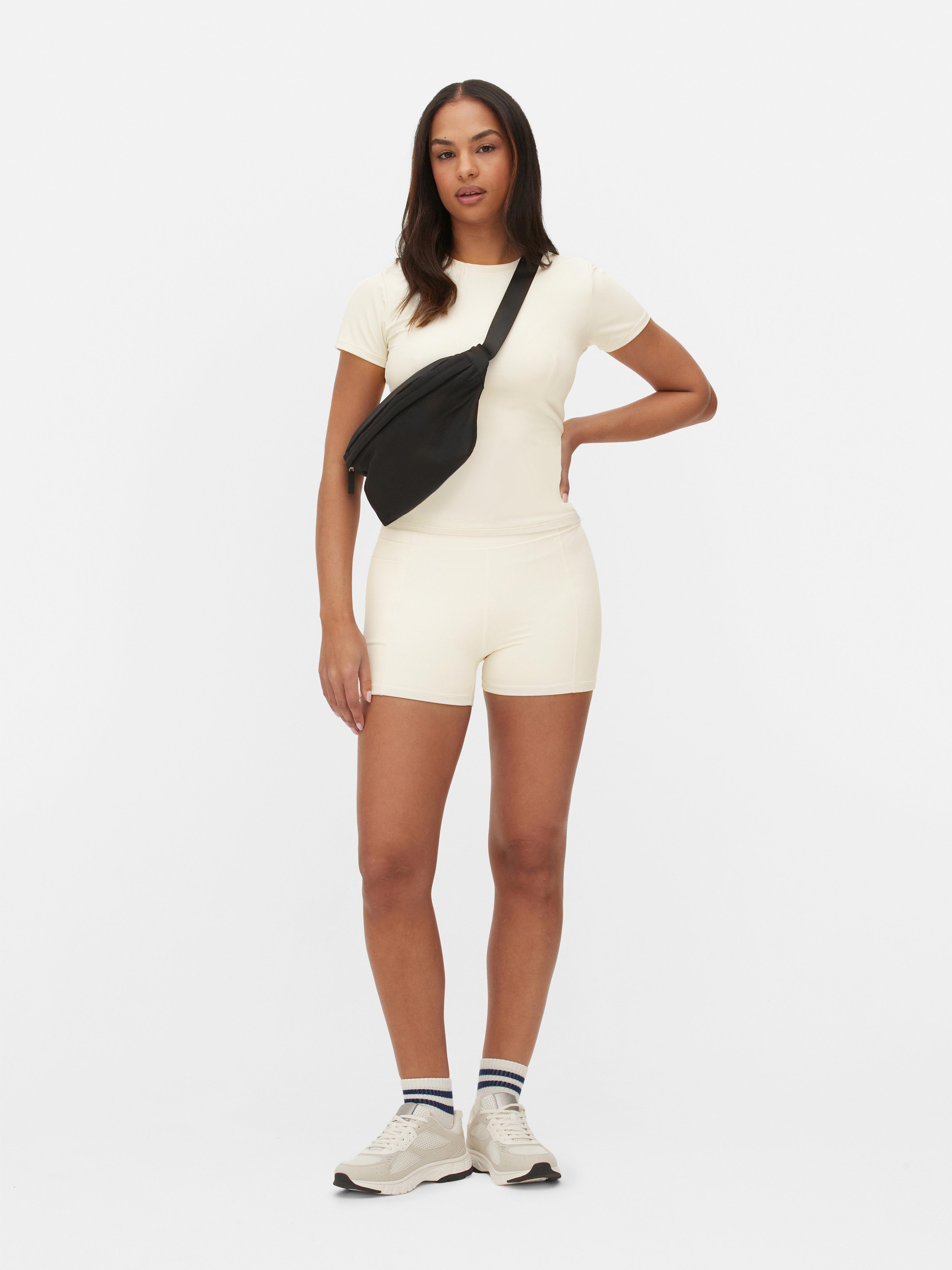 Tricou sport moale ca untul Bucură-te de un antrenament în acest tricou cu guler rotund moale ca untul din colecția noastră sport