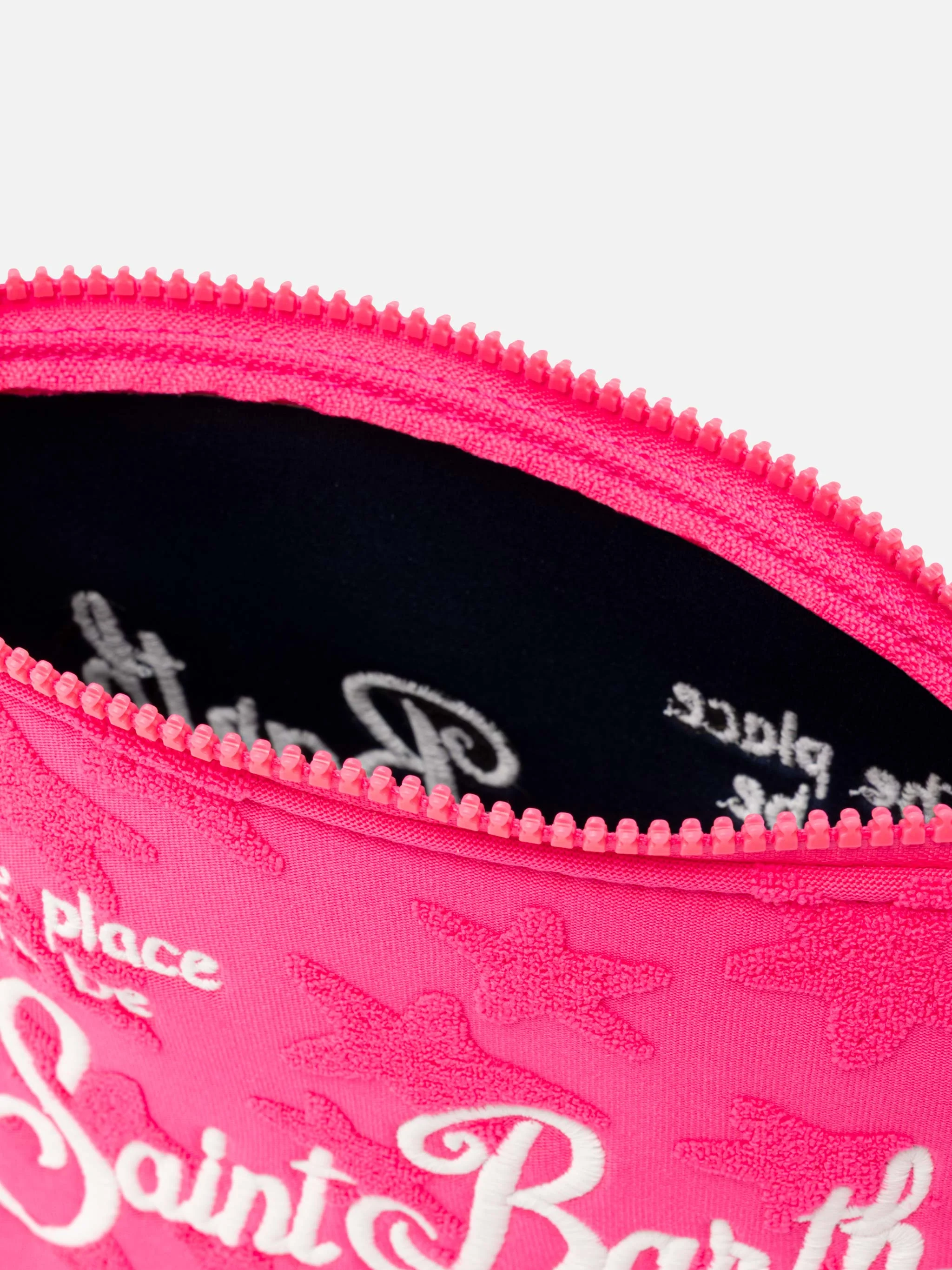 Τσάντα clutch Aline σε φούξια χρώμα με ανάγλυφο μοτίβο αστεριού