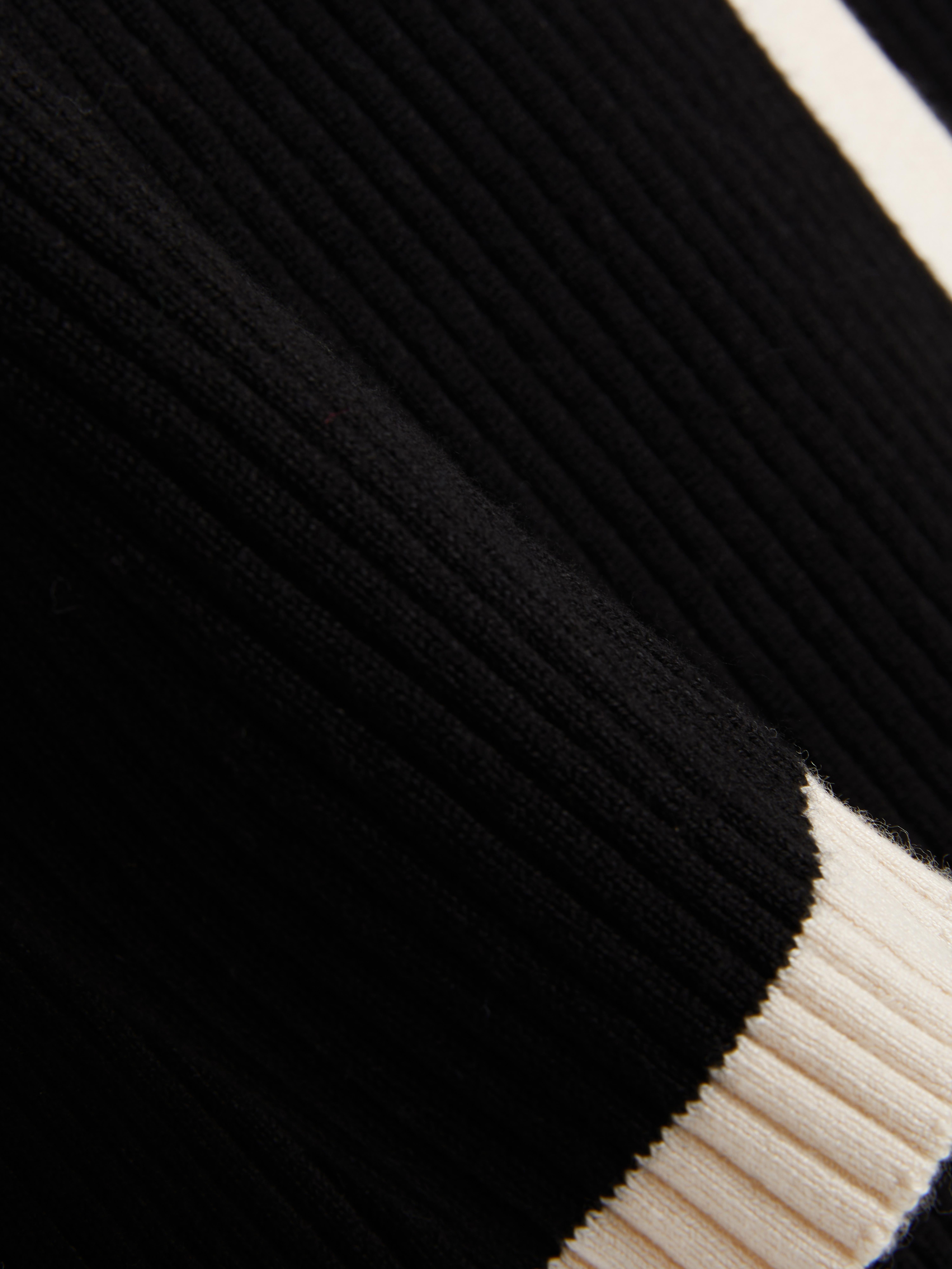 Abito cardigan a coste. Abito cardigan midi realizzato in tessuto a coste con chiusura a bottoni e bordi a contrasto.