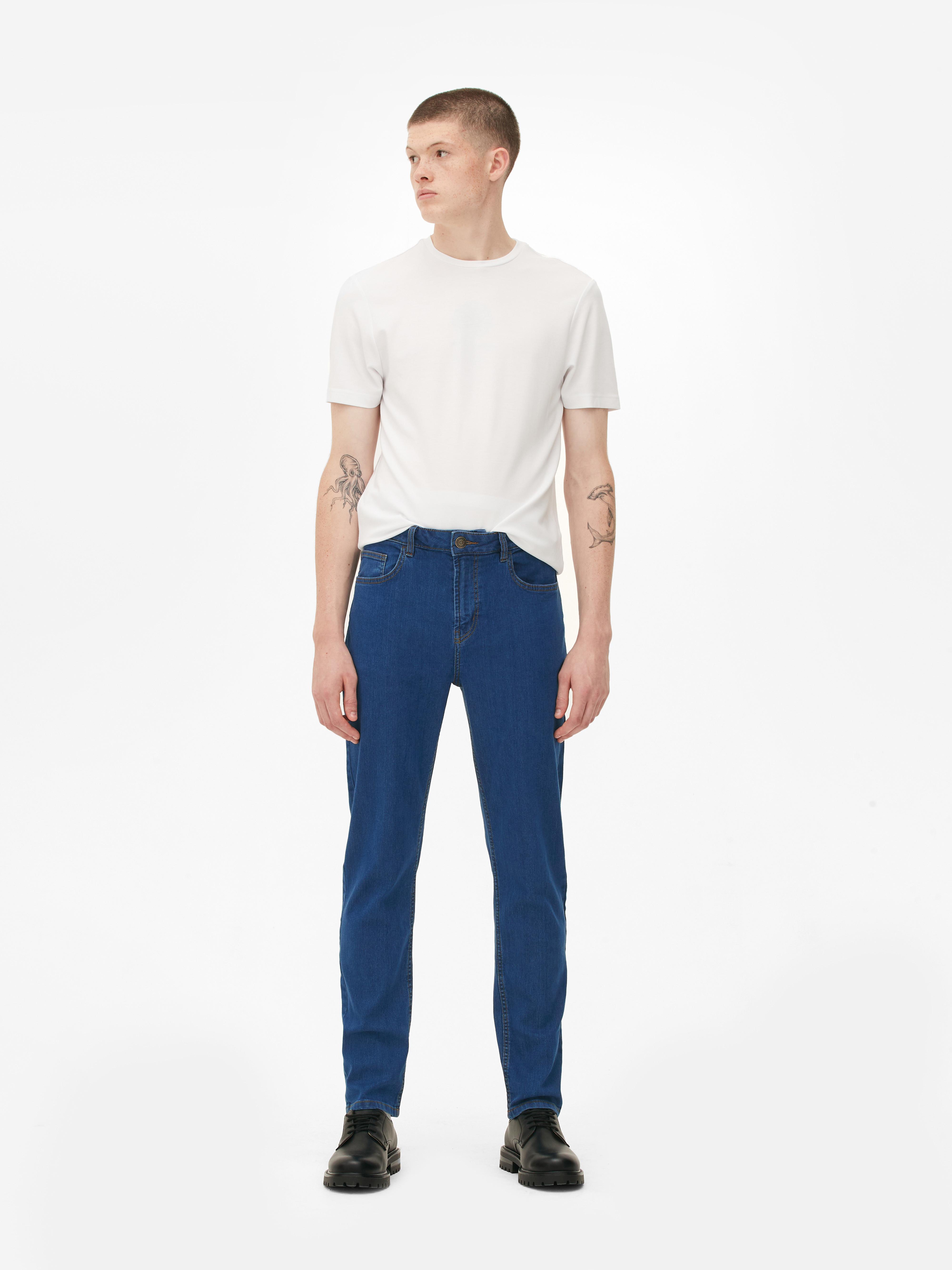 Blugi slim-fit. Purtăm denim cu dragoste în fiecare zi.