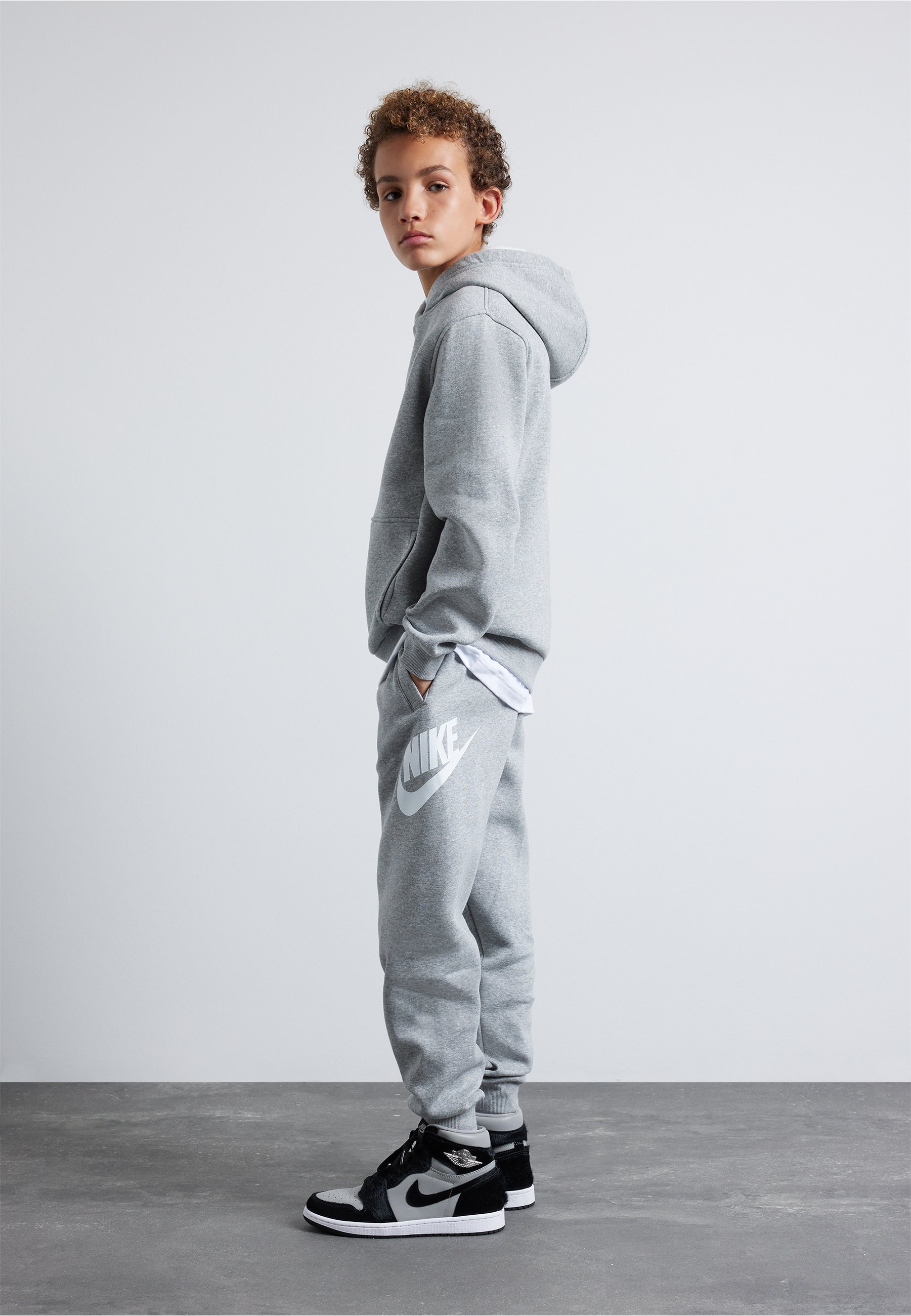 Nike Sportswear CLUB UNISEX - Trainingsbroek - donkergrijs gemêleerd/basisgrijs/wit
