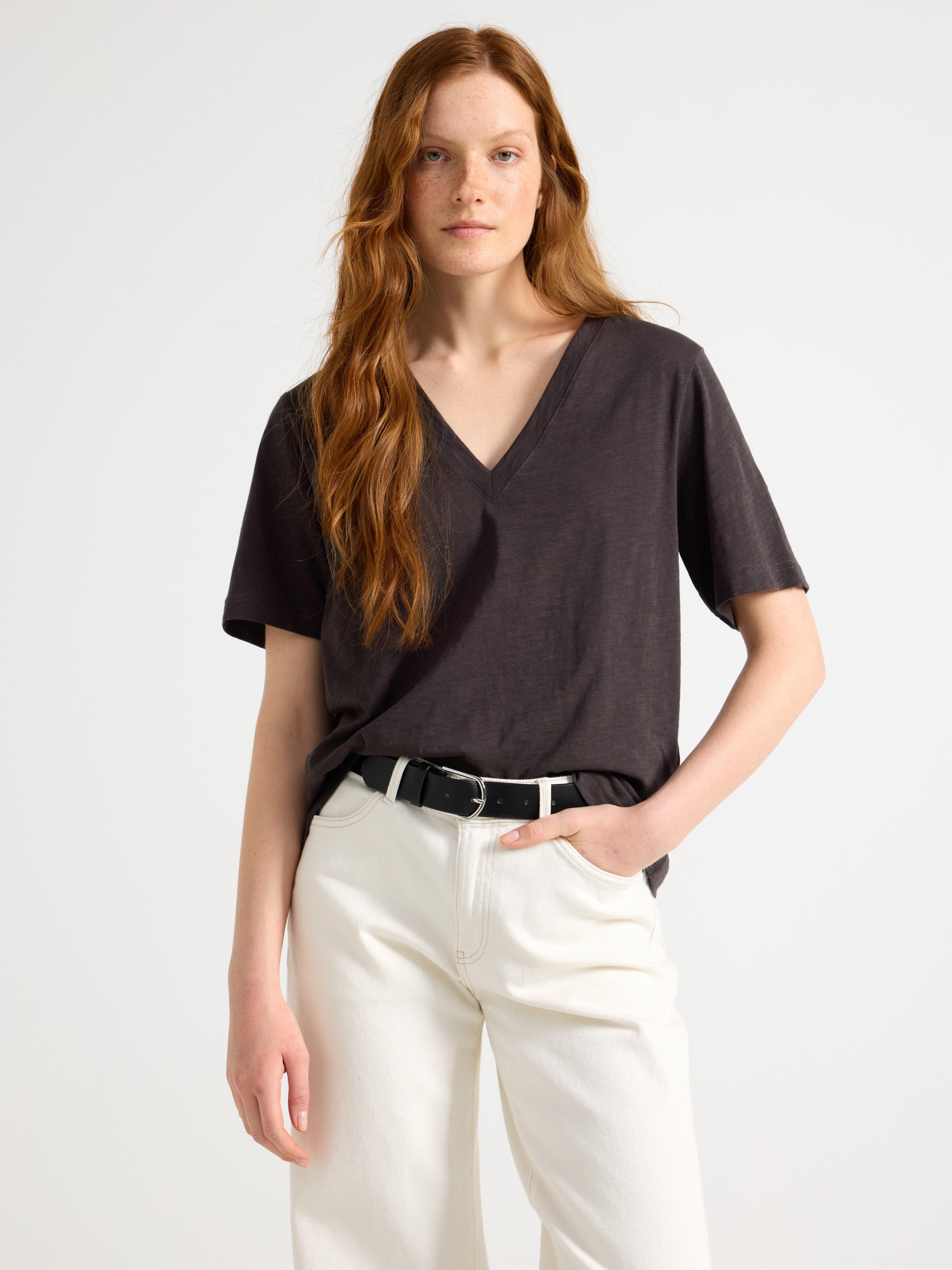 Camiseta mediana con escote en V, color marrón oscuro.