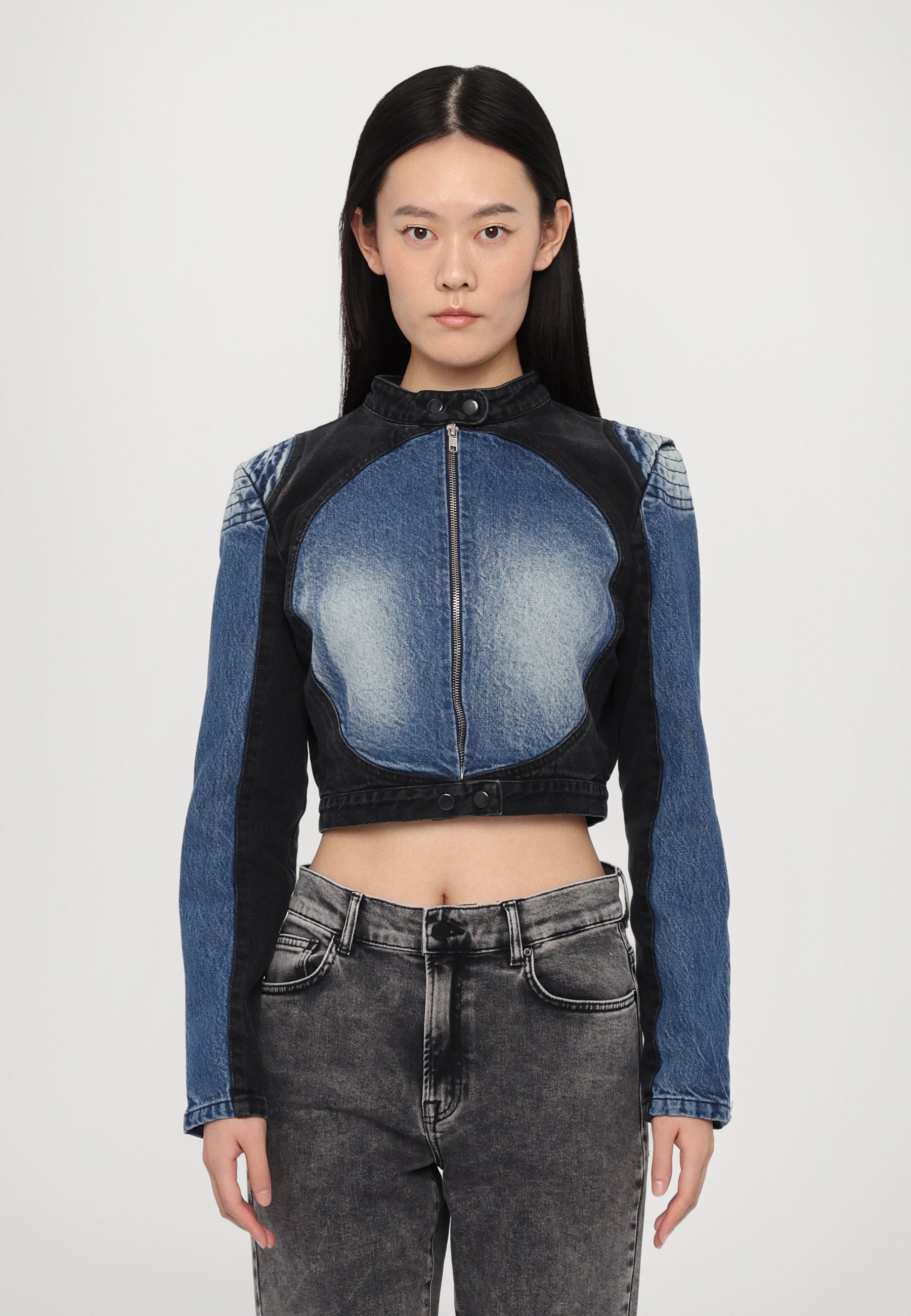 Jaqueta jeans Ksenia Schnaider Tarot com detalhes ovais contrastantes - Azul escuro/preto