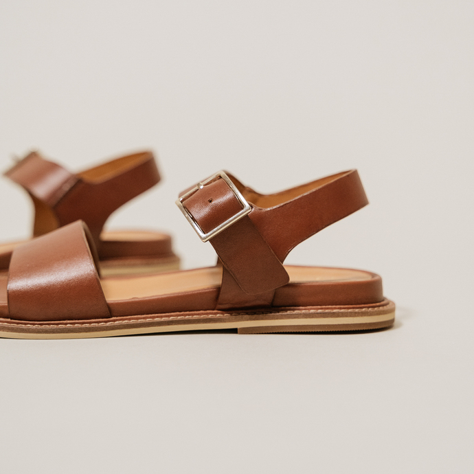 Sandales à brides et bouts ouverts  en cuir cognac