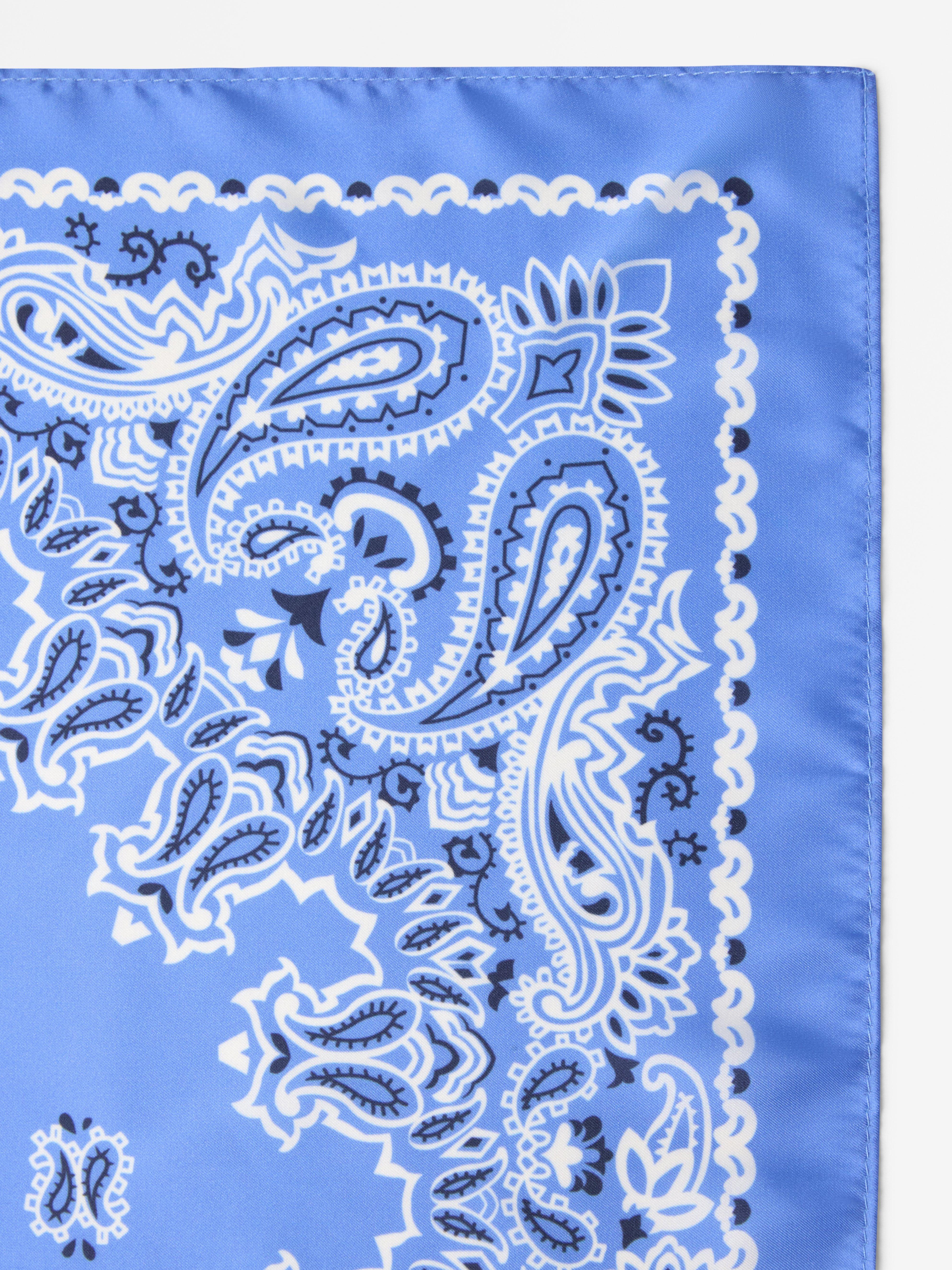 Écharpe en satin bleu clair poudré