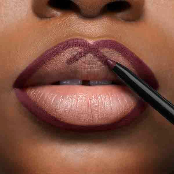 Třpytivá konturovací tužka na rty Avon Glimmerstick odstínu Deep Plum