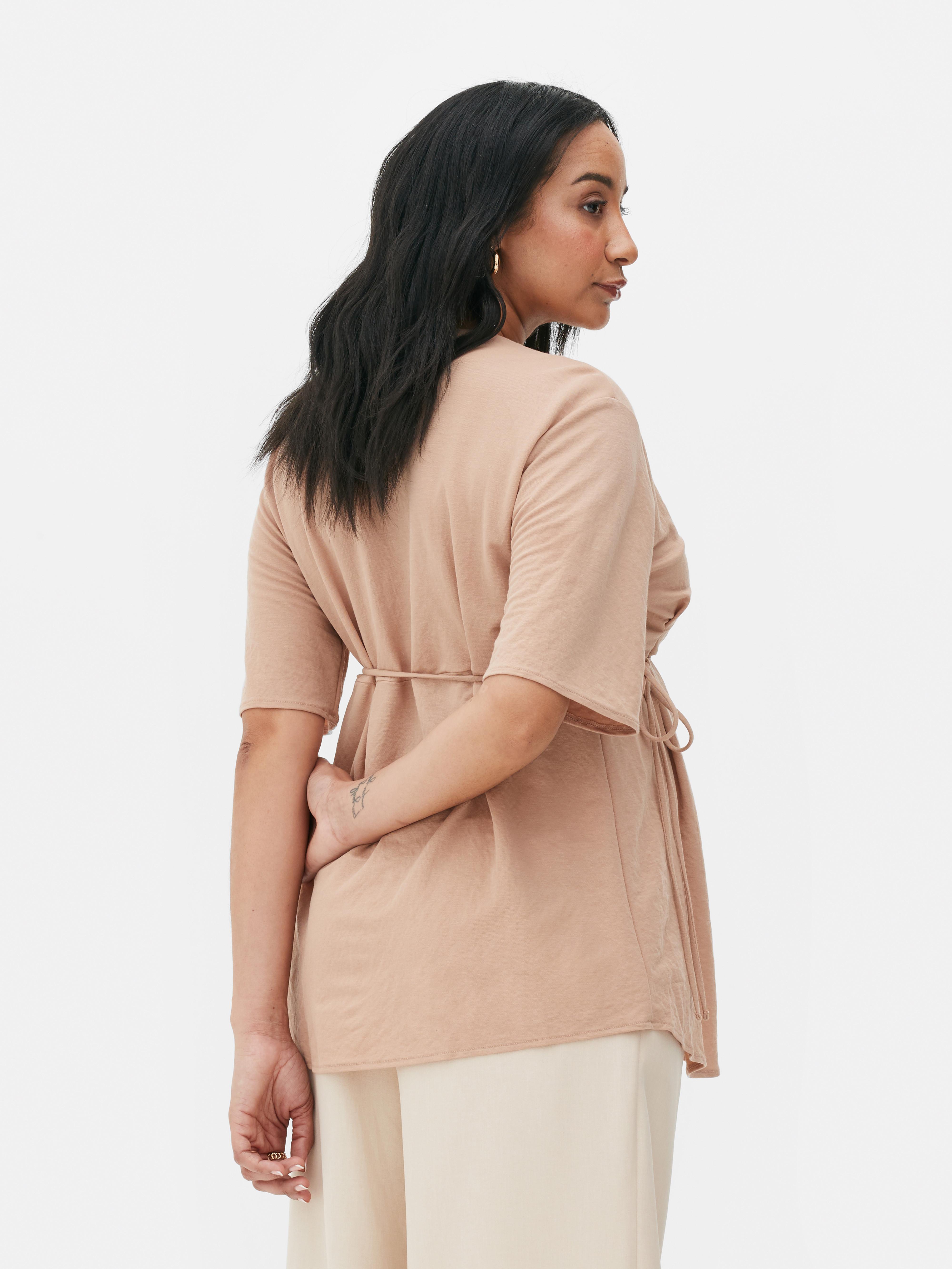 Zwangerschapswikkeltop Je vindt al je zwangerschapsbenodigdheden bij ons, zoals deze wikkeltop Product gemaakt van minimaal 50% duurzame viscose