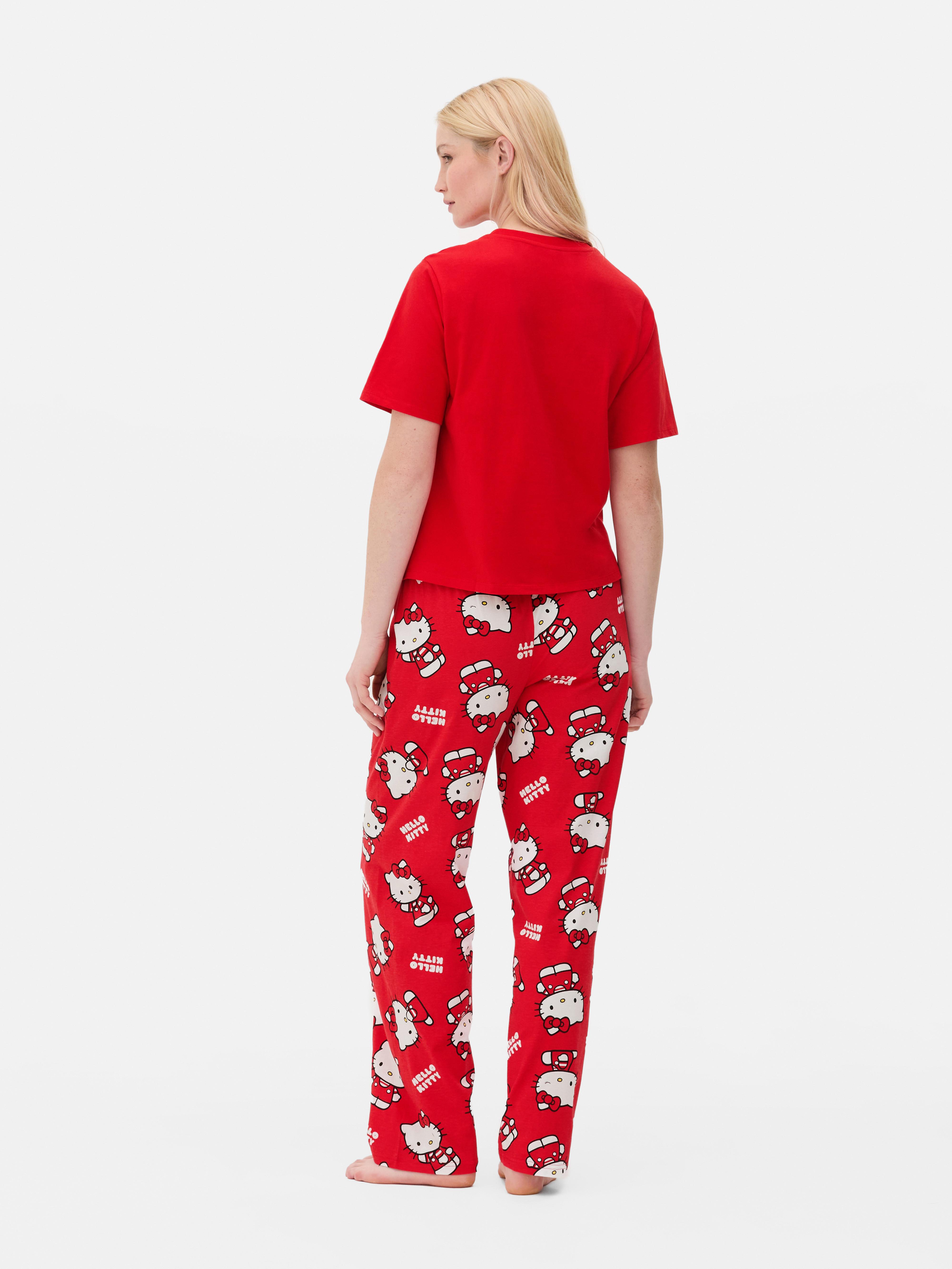 Pigiama di Hello Kitty con maglietta e pantaloni della tuta. Addio ai noiosi pigiami, dai il benvenuto a questo pigiama di Hello Kitty.