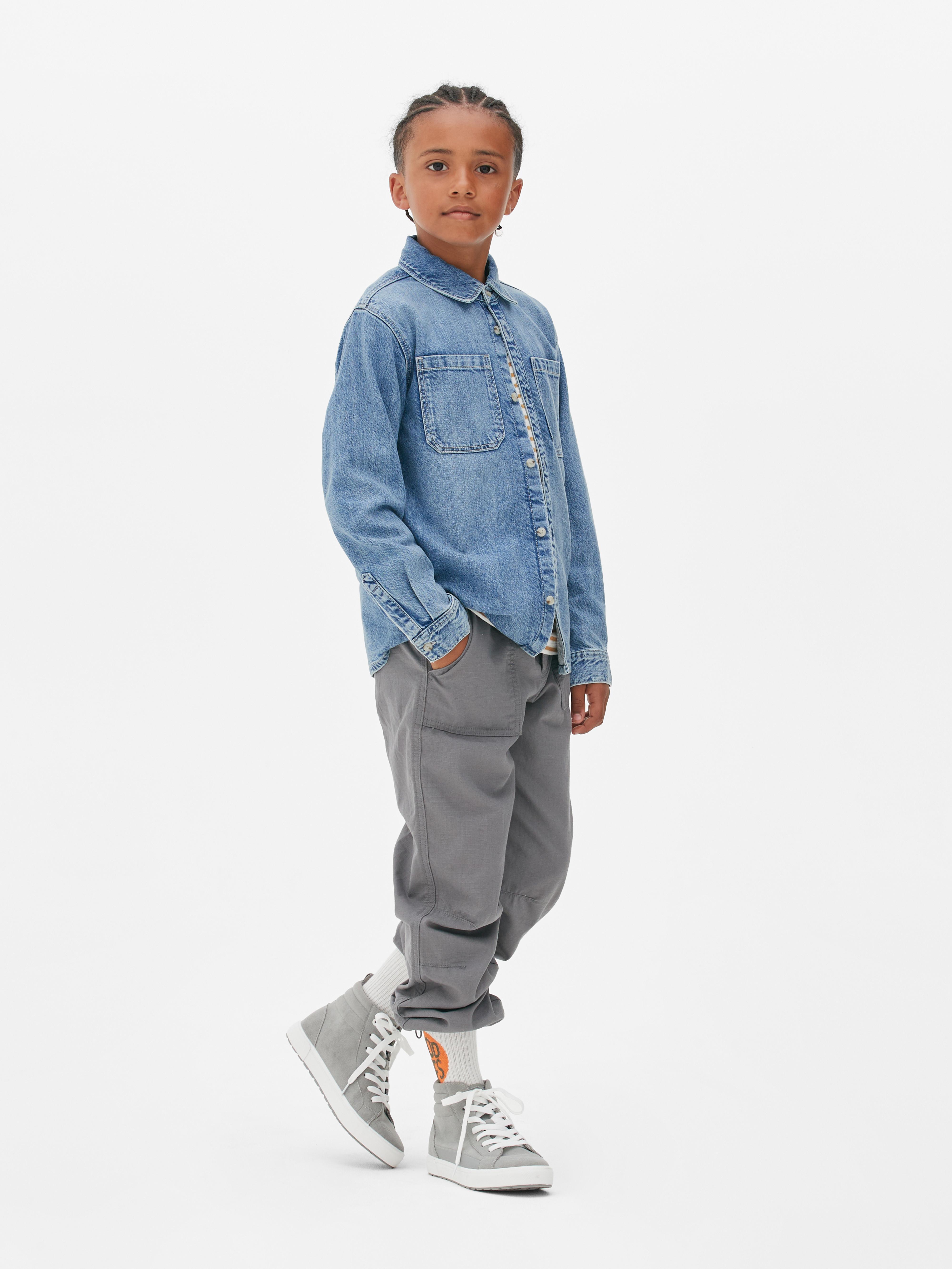 Langärmeliges Jeanshemd. Kleiden Sie Ihr Kind im Arbeitskleidungsstil mit diesem geknöpften Jeanshemd.