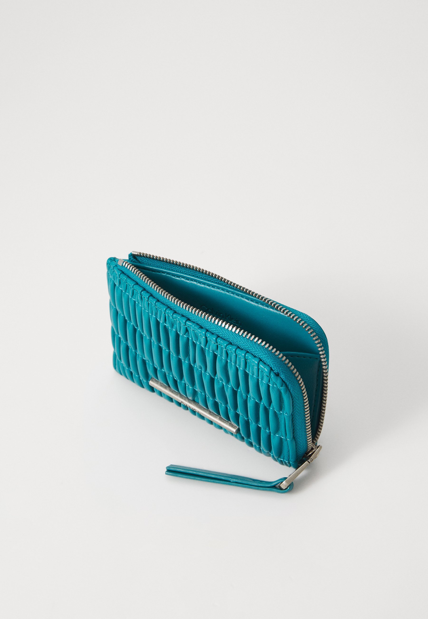 Calvin Klein Jeans portemonnee met gerimpelde middenrits - teal slate