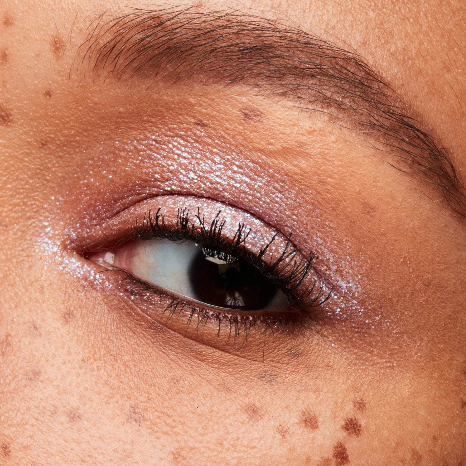 MAC tečno sjenilo za oči Dazzleshow – 4,6 g