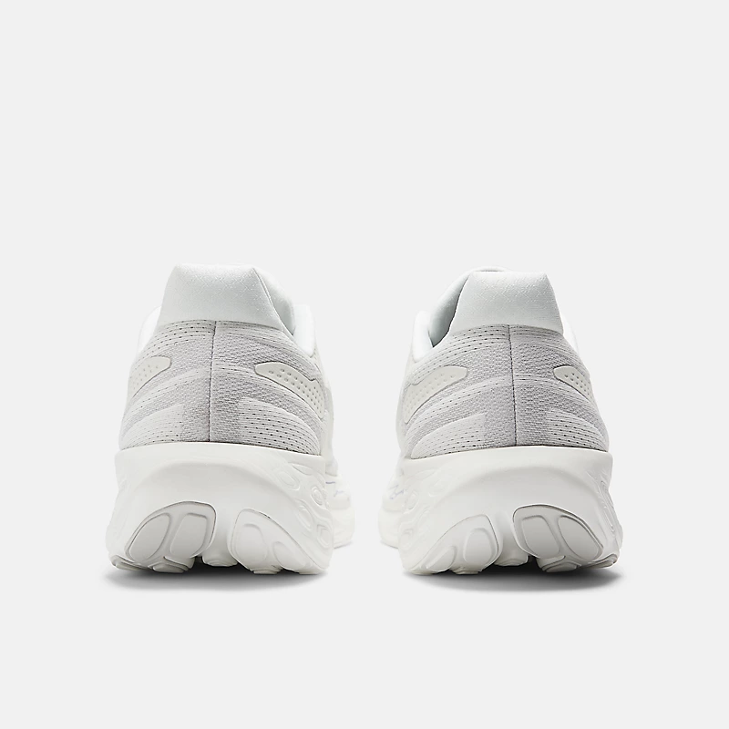 Tênis Masculino Fresh Foam X 1080v13 – Branco com Acabamento Metálico Prateado Claro